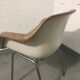 Fauteuil en skaï marron clair et coque blanche Strafor