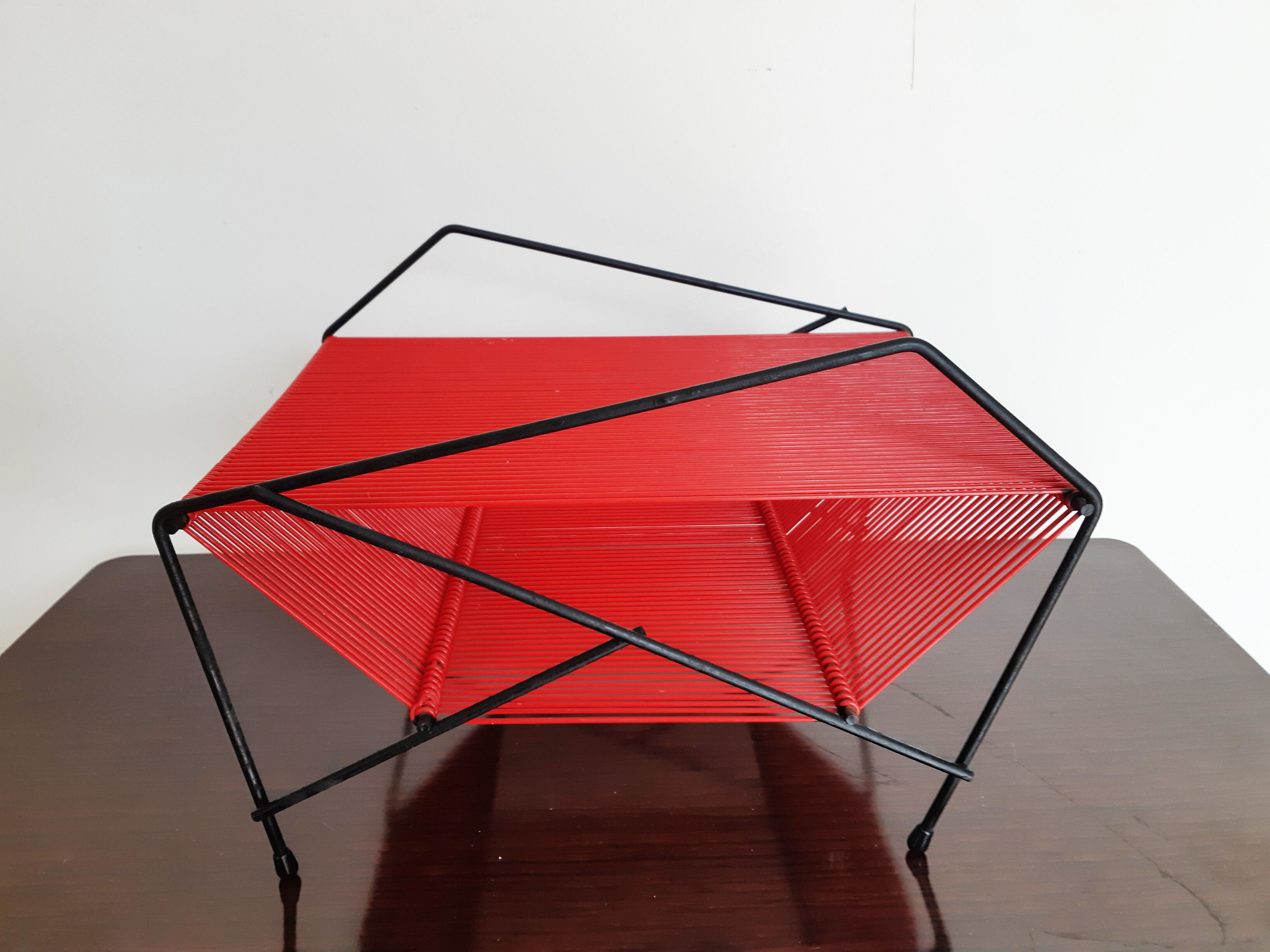 Vinyl record holder, vintage, metal and red scoubidou , rak 50s