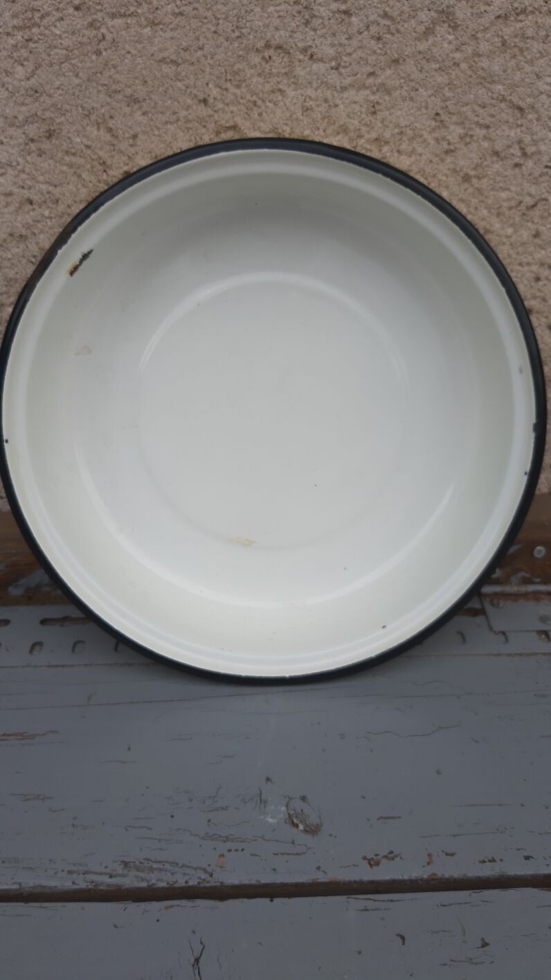 Bassine plat en tole émaillé