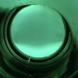 Vase en verre vert signé