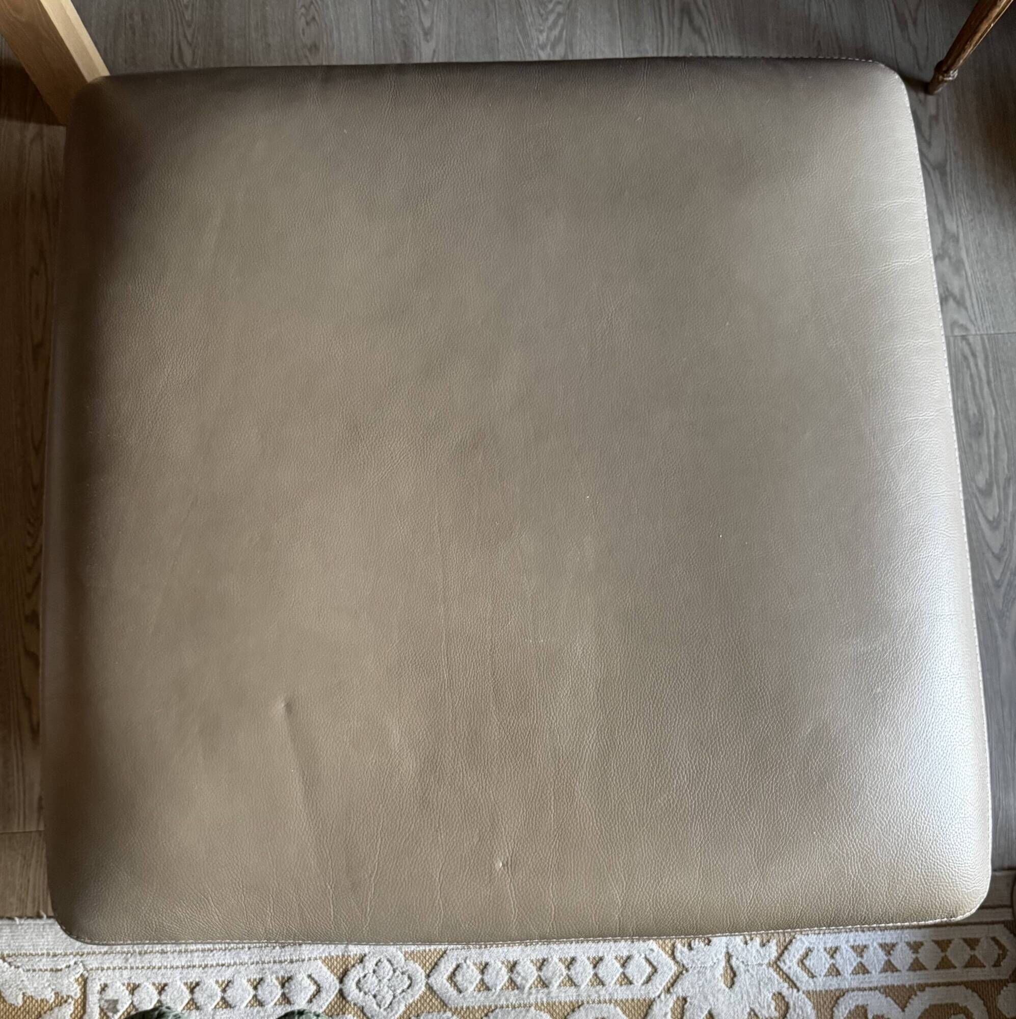 Madison pouf in leather, New York Dove, square 88x88cm, metal base.
