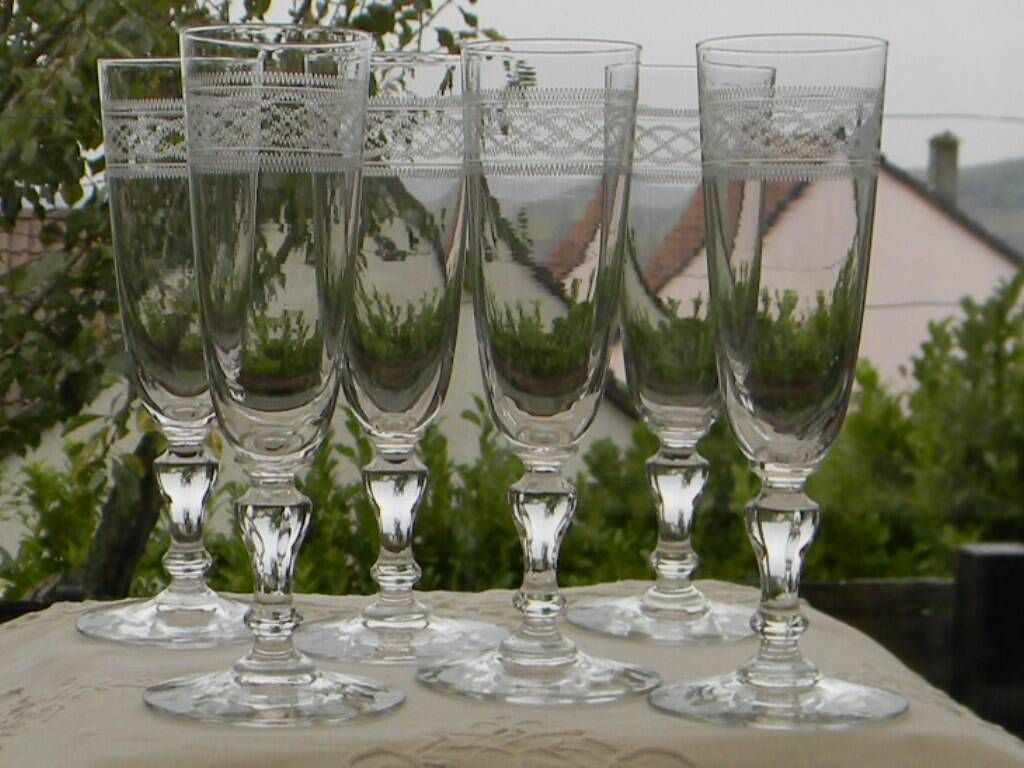 Set of 6 antique crystal champagne flutes. Engraved frieze.
