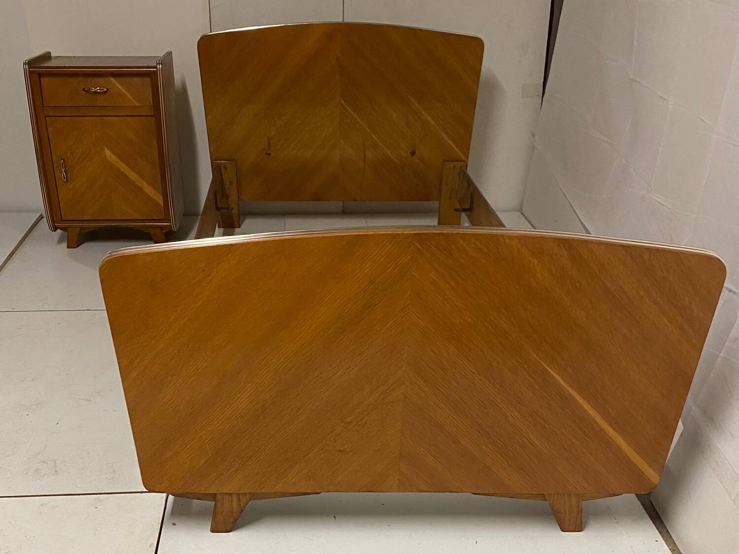 Bed and bedside compass foot