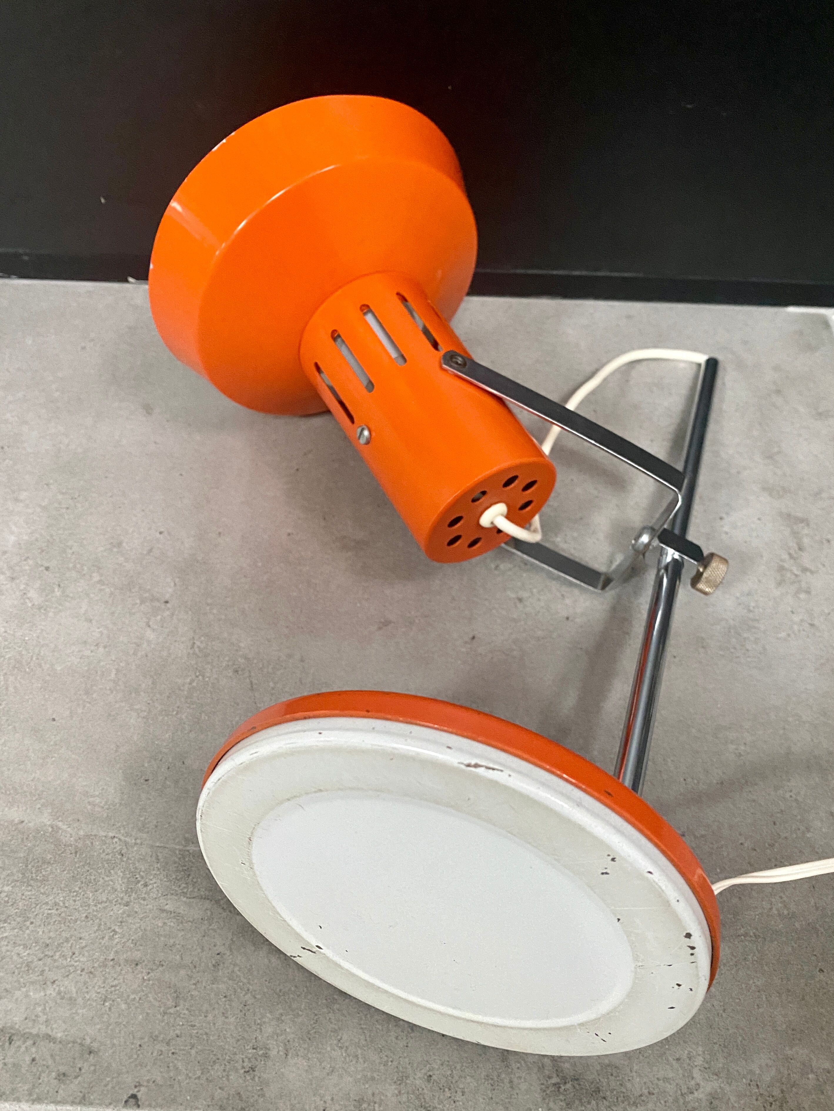 Lampe de bureau métal laqué orange et chrome, vers 1970
