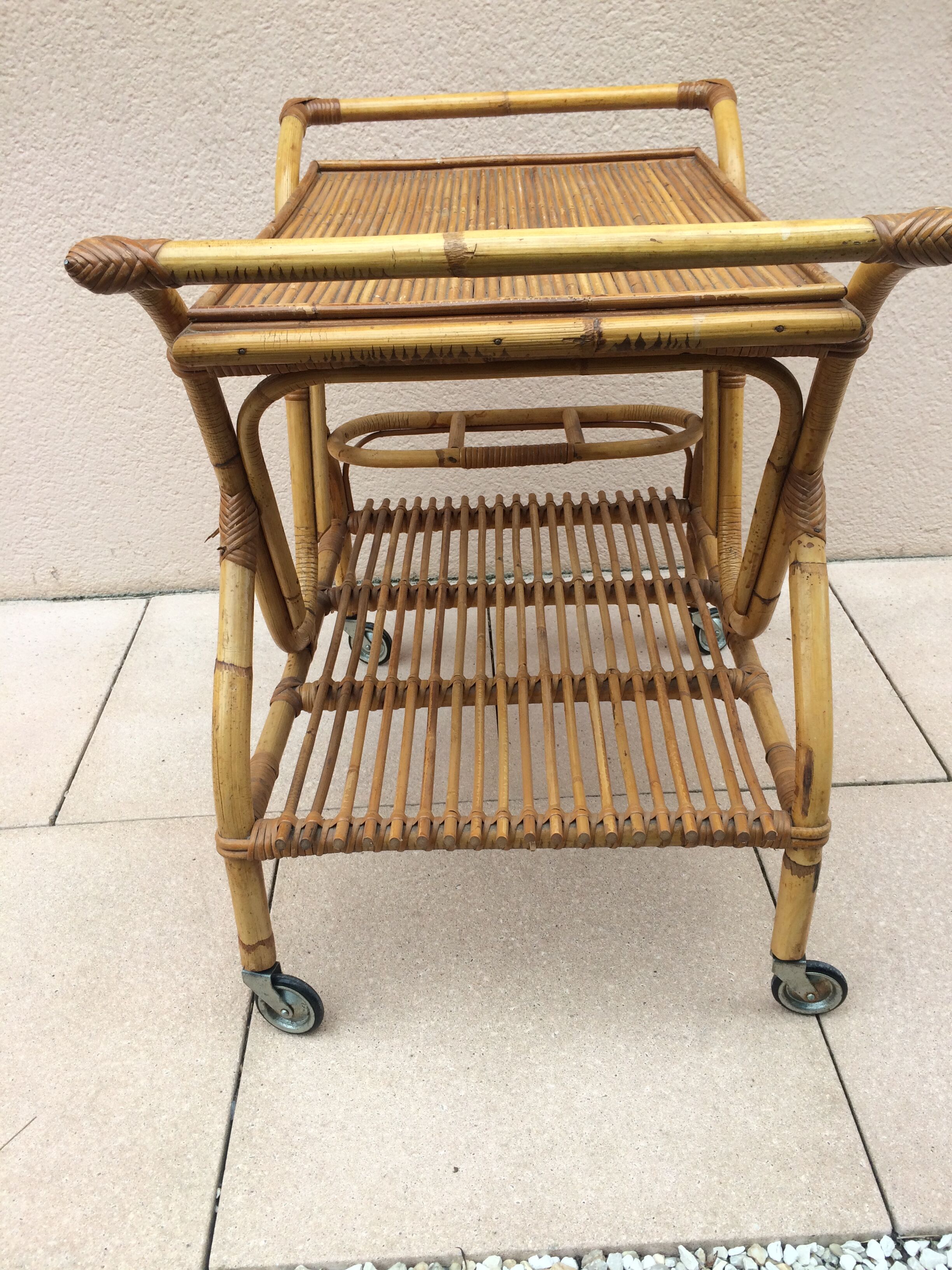 Rolling table in natural wicker of the 1970s