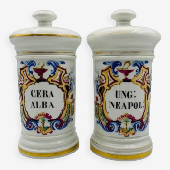 Lot de deux pots à pharmacie en porcelaine