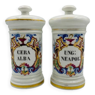 Lot de deux pots à pharmacie en porcelaine