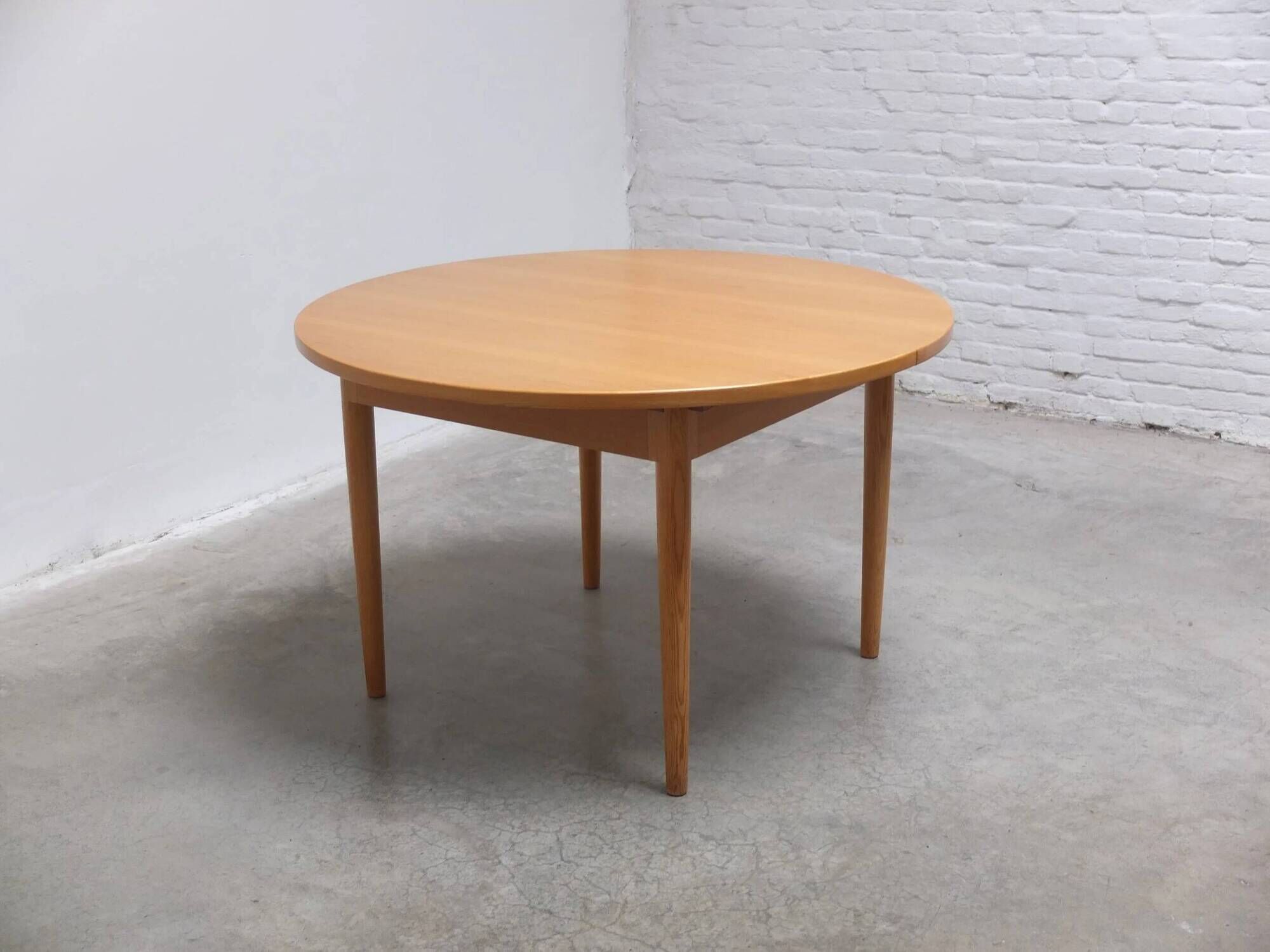 Round extendable dining table in oak by Van Den Berghe-Pauvers, 1970s
