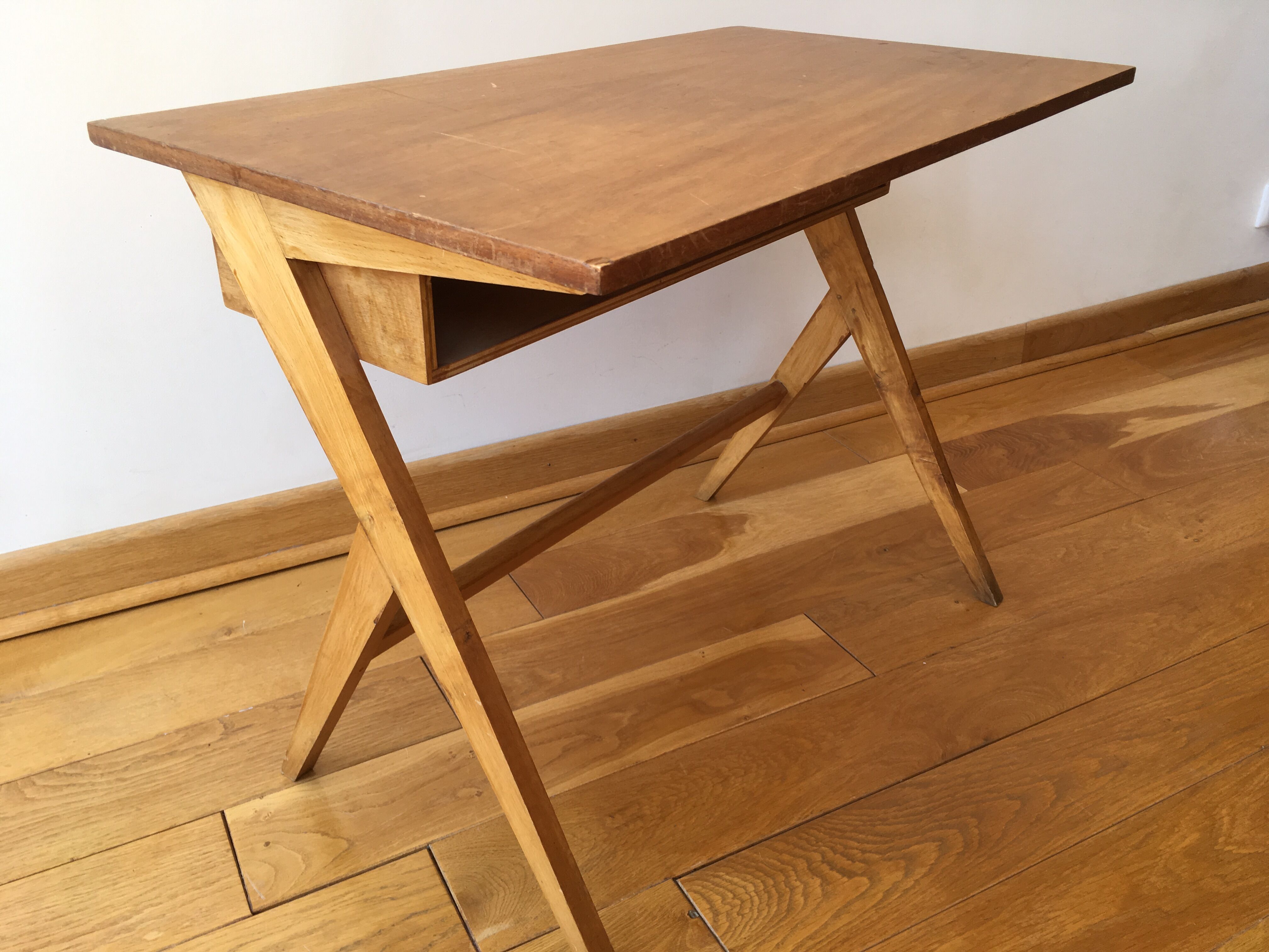 Bureau enfant pieds compas