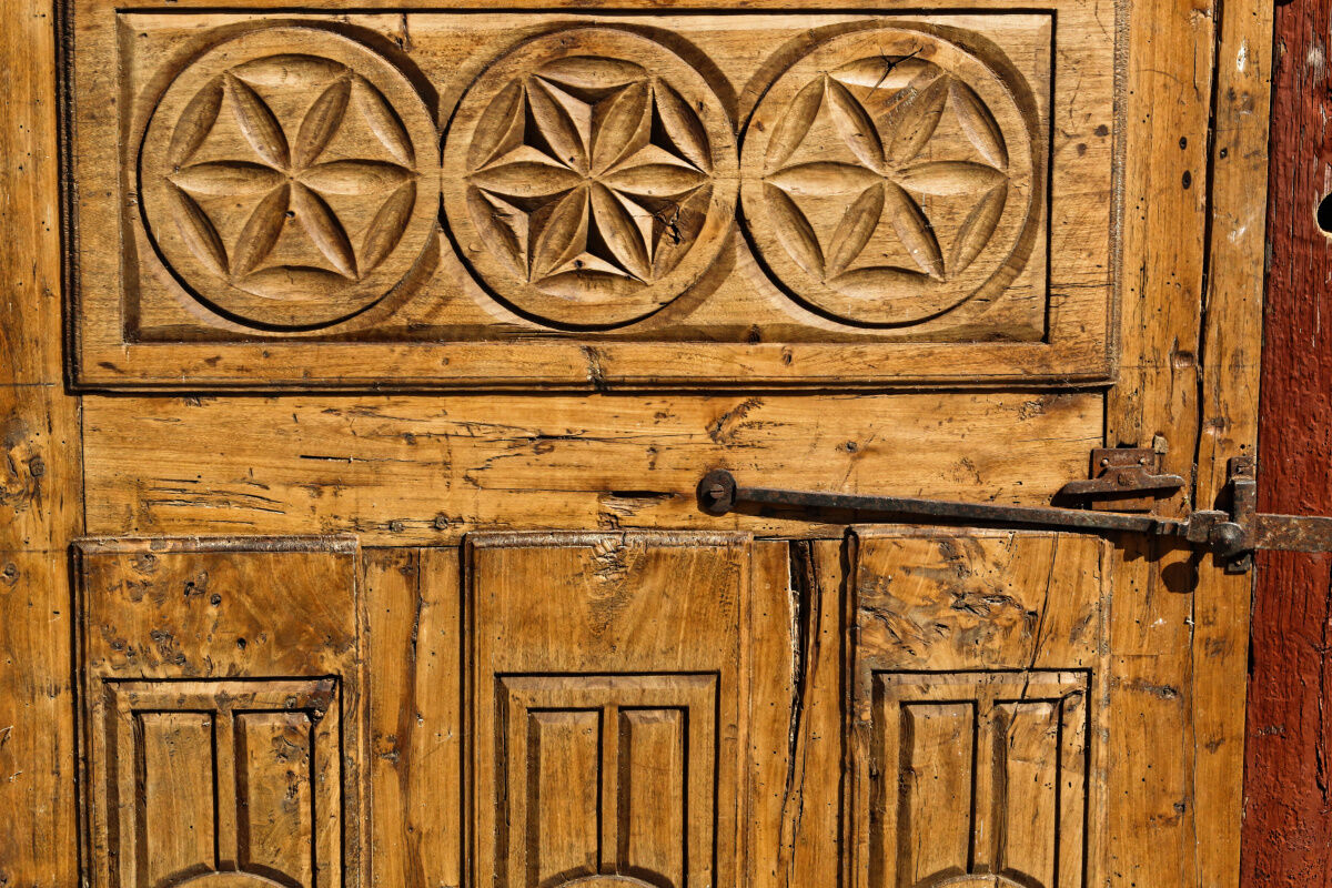 Ancient pine gate, regional folk art, 19th century