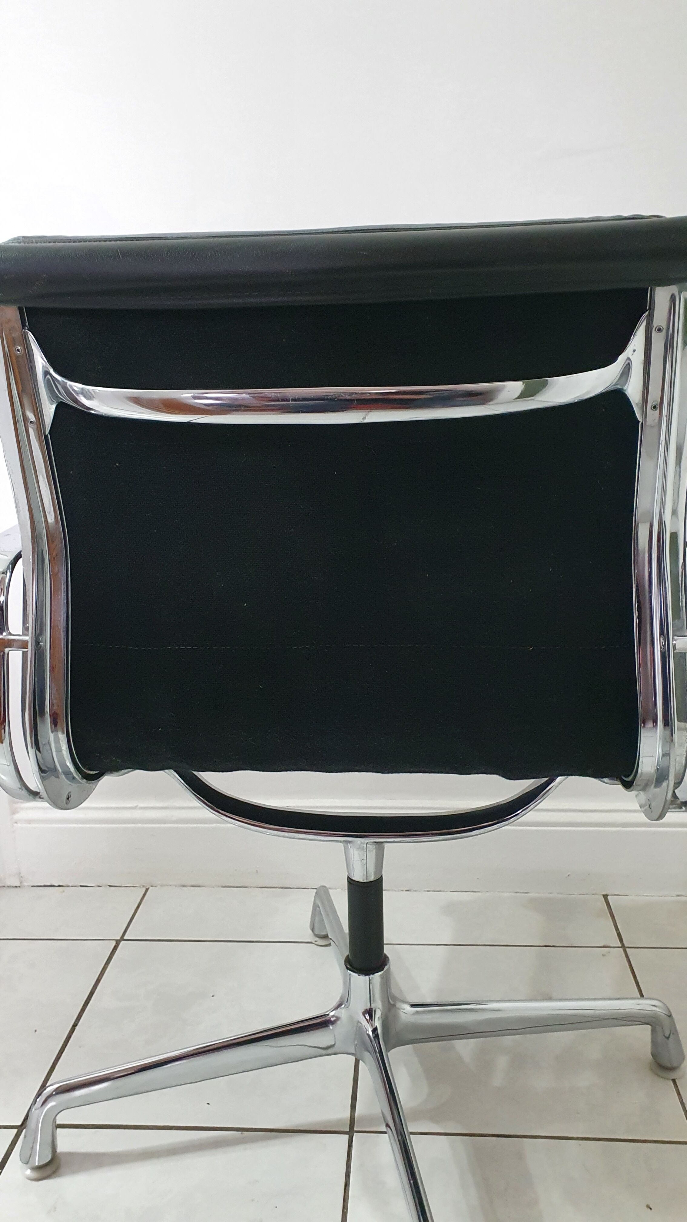 Fauteuil EA208 soft pad Charles et Ray Eames édition Herman Miller