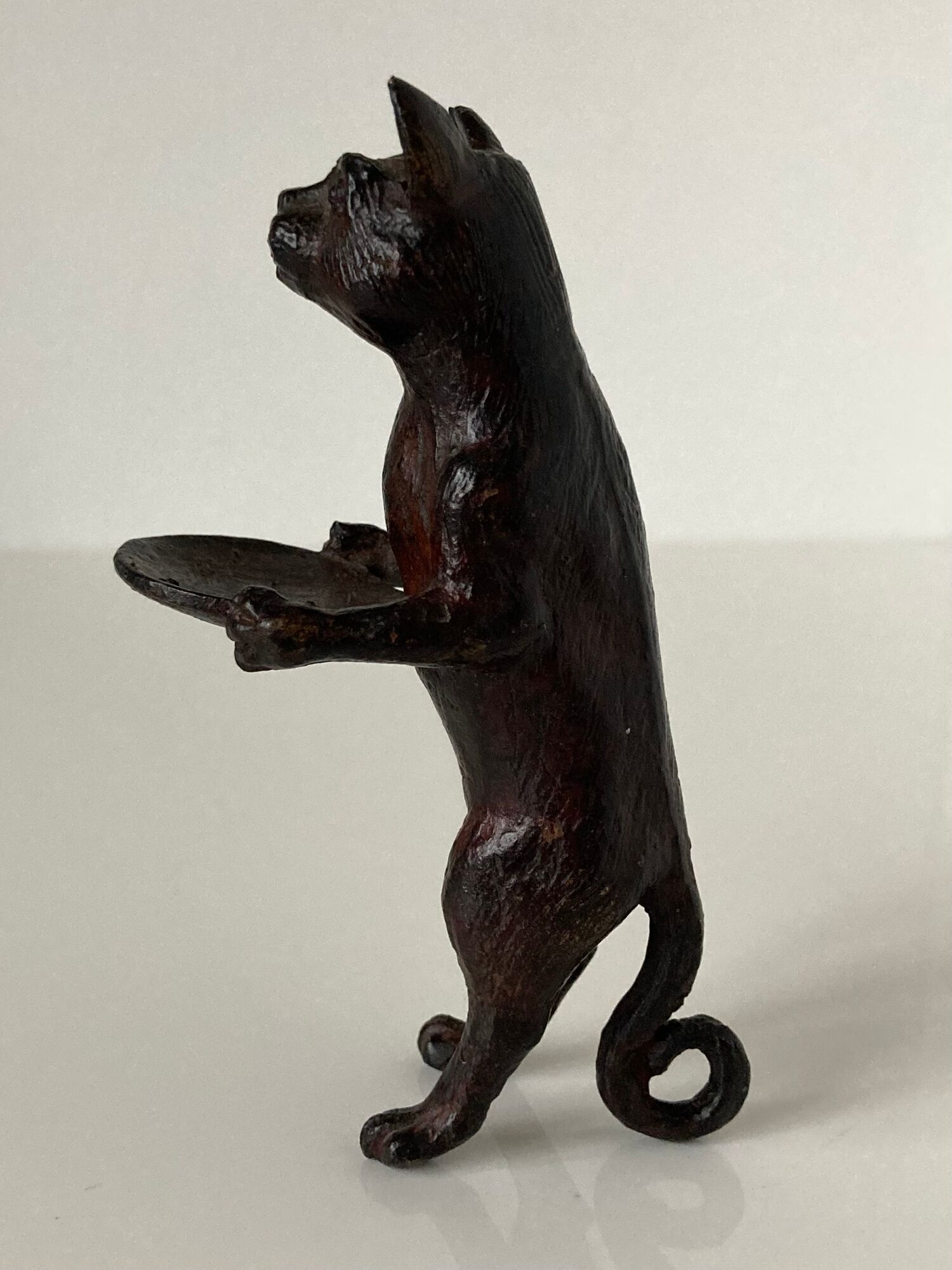 Pockets in the shape of a servant cat in bronze of reddish-brown patina