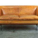 Ensemble ancien unique composé de 2 fauteuils club et d'un canapé en cuir couleur cognac à roulettes