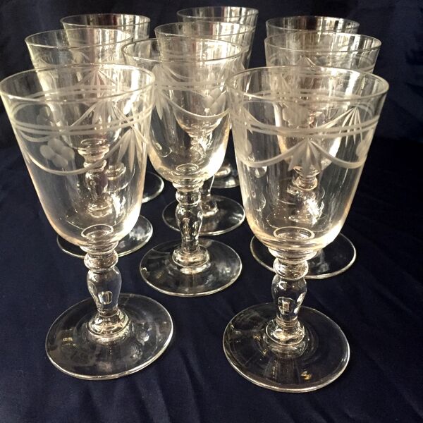Suite de 8 verres a vin cuit ou a liqueur en cristal grave des annees 1930 1940