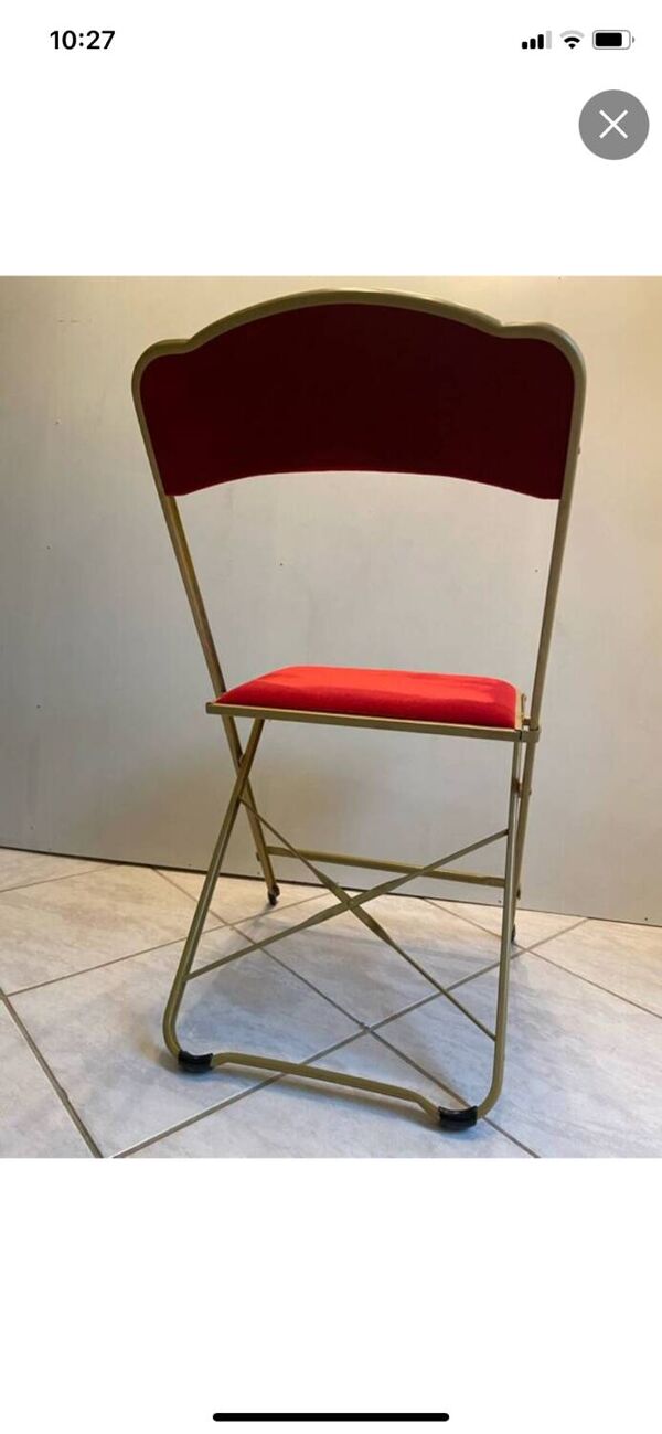 2 chaises en métal et velours rouge