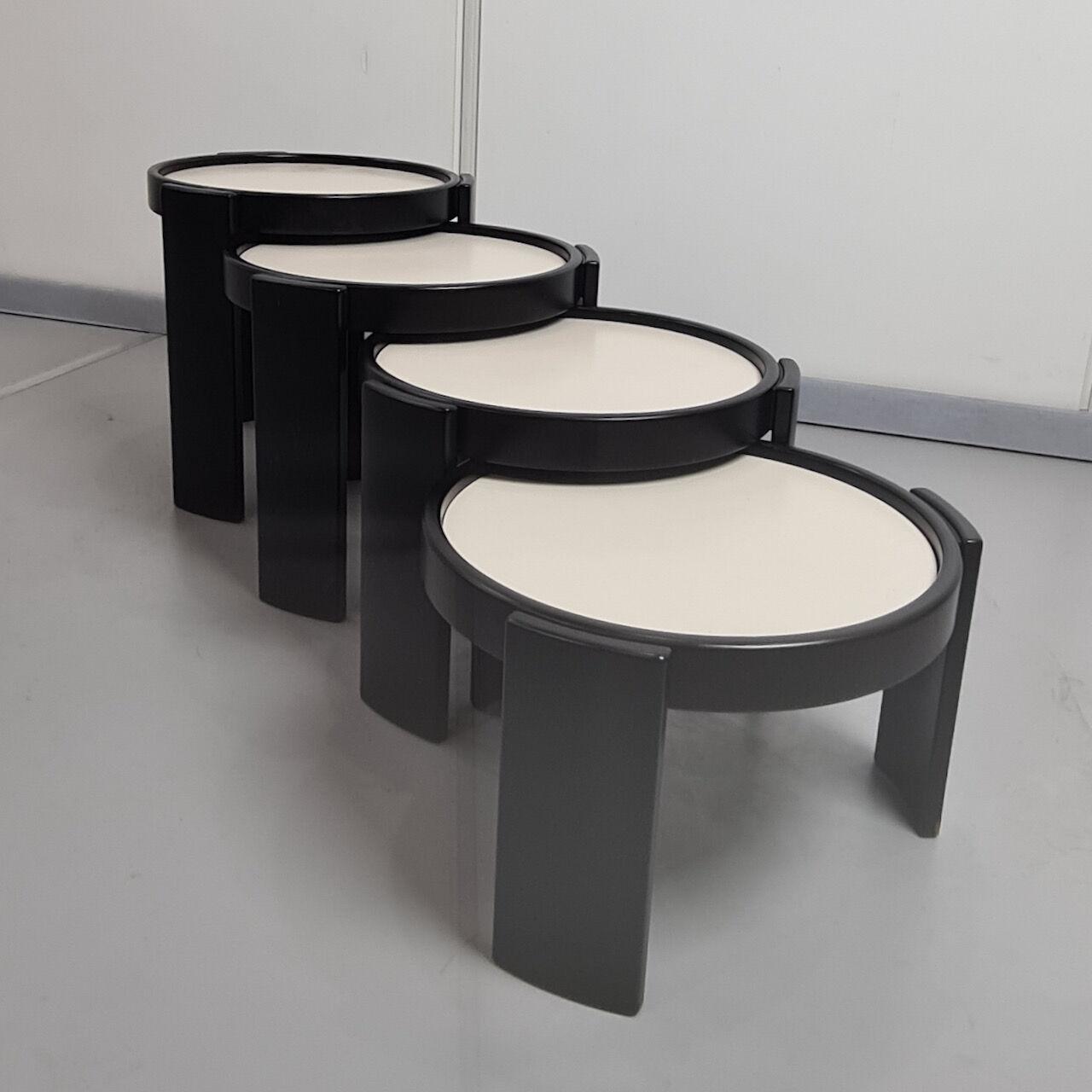 Tables gigognes noires par Gianfranco Frattini pour Cassina