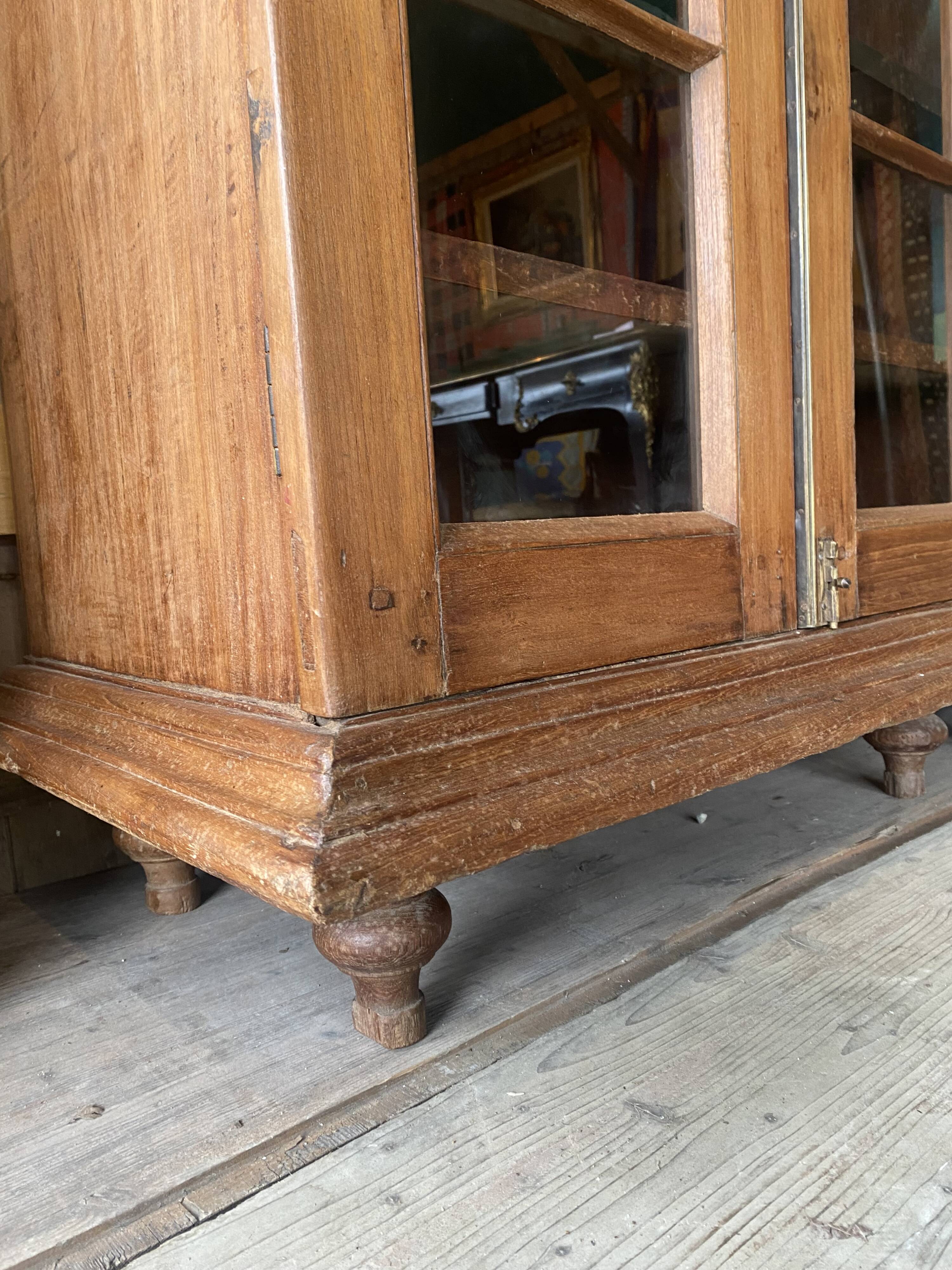 Armoire vitrée en bois de style colonial