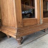Armoire vitrée en bois de style colonial