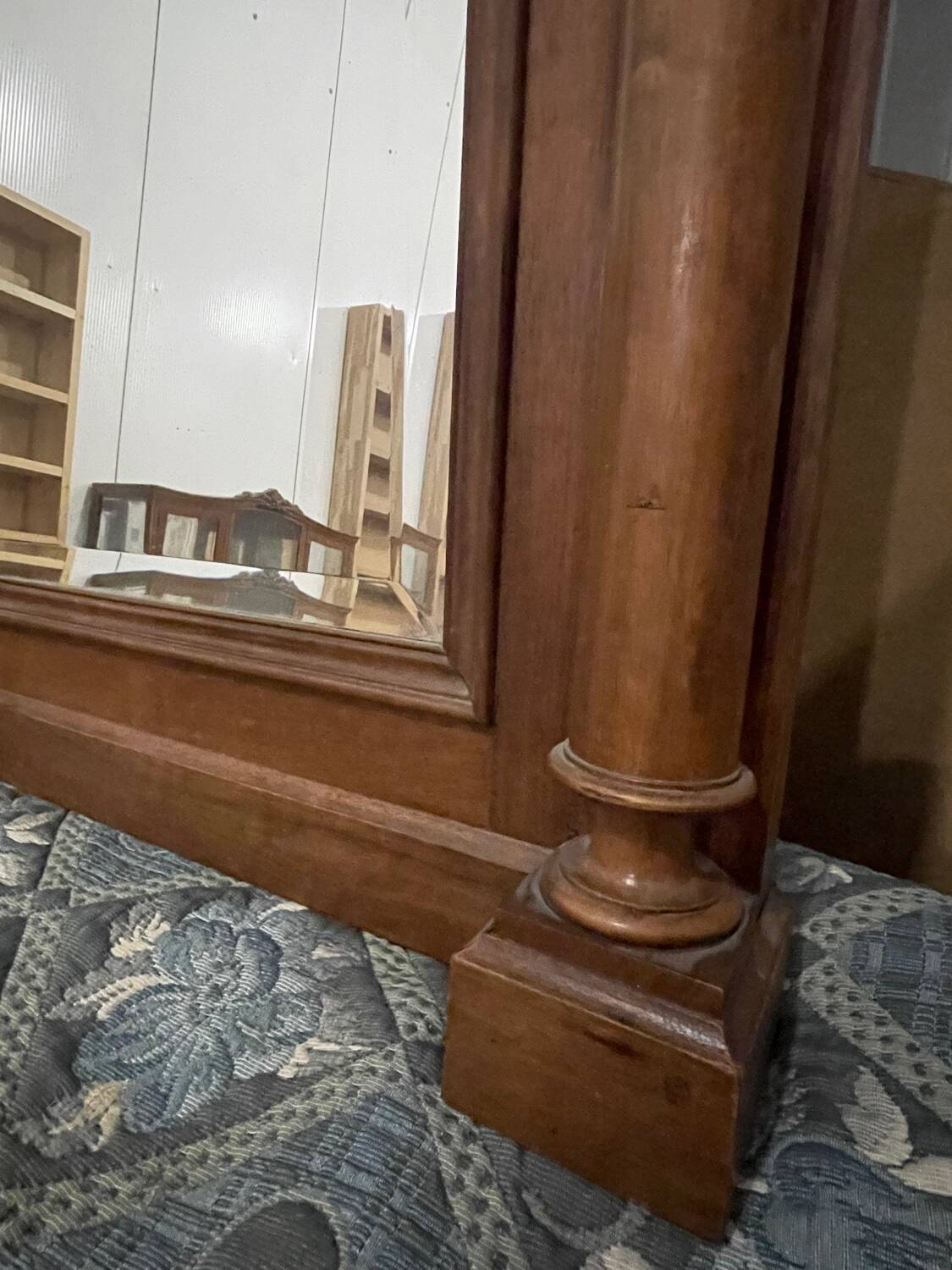 Bevelled mirror in the Henri II style made of walnut, Renaissance, late 19th century.