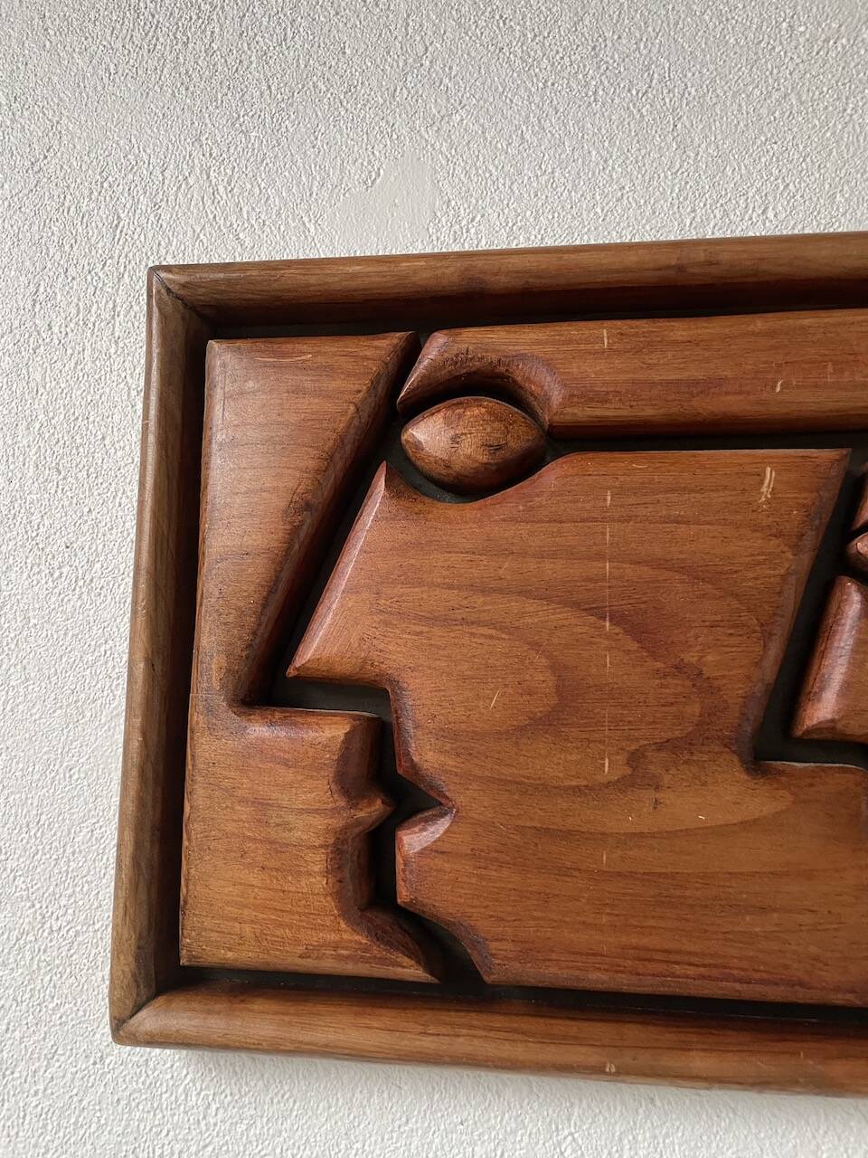 Bas relief cadre bois motifs visages