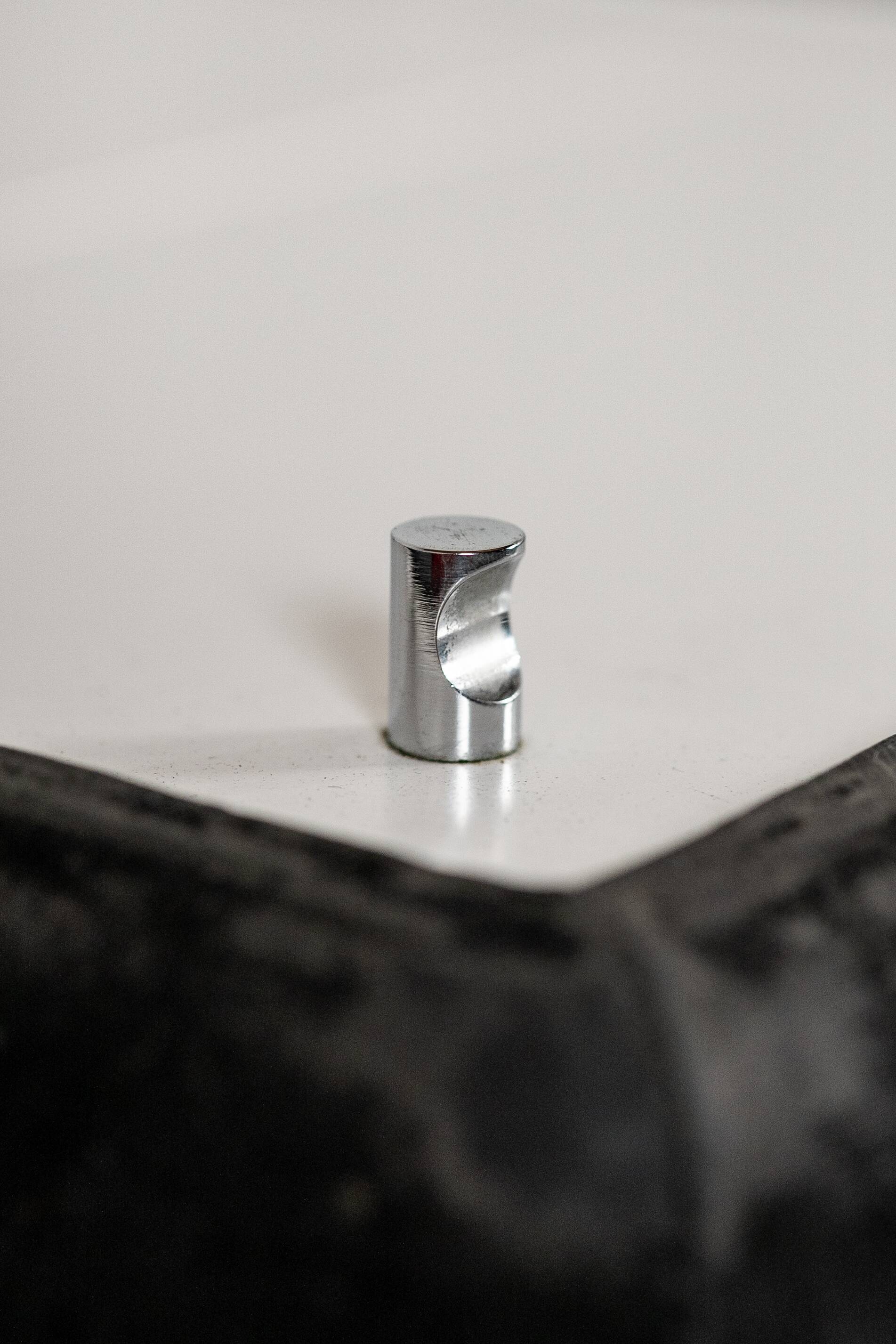 Set of 2 side tables with integrated lamp.