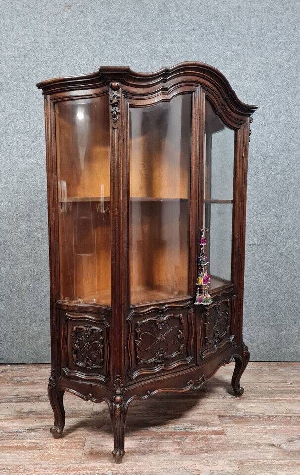 Bibliothèque galbée et vitrée style Louis XV en noyer massif vers 1880-1900