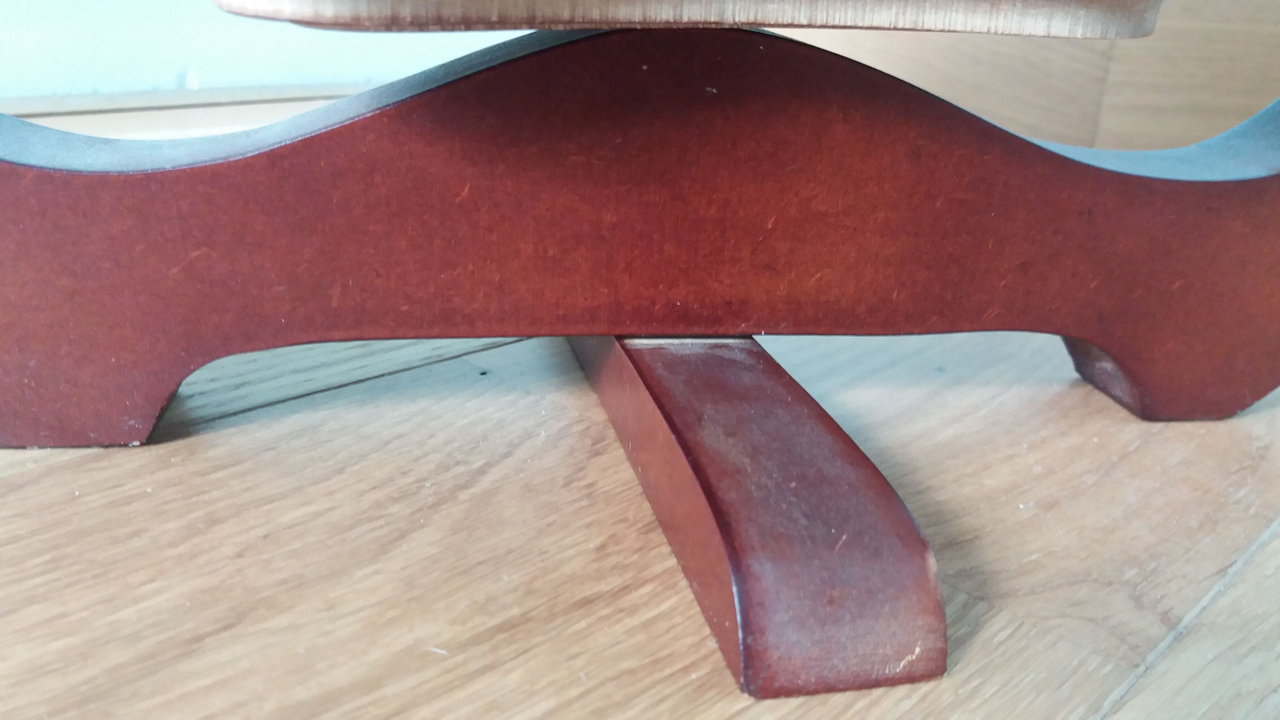 Foldable fruit basket in the shape of an apple.