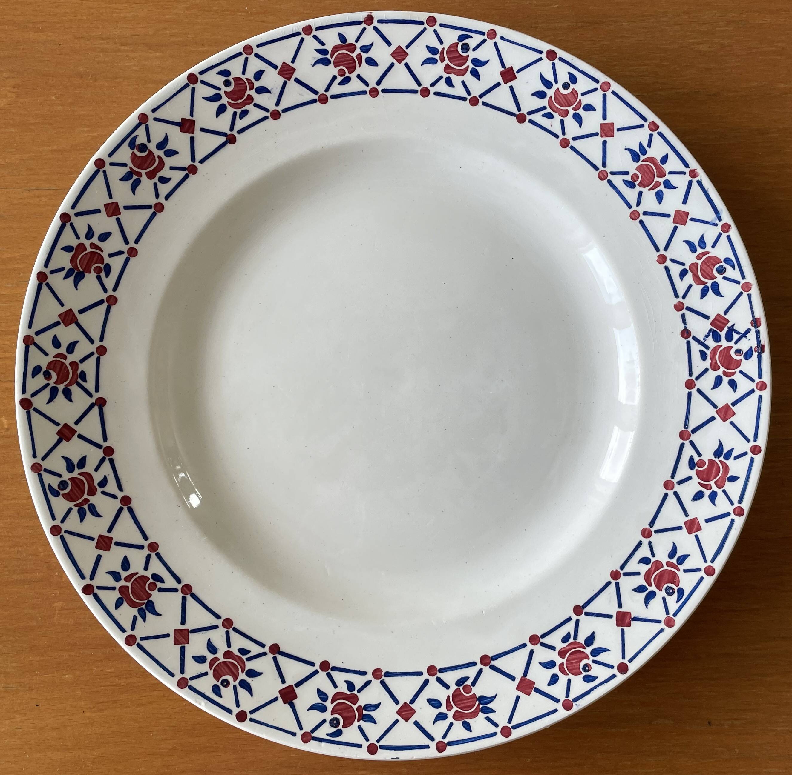 6 antique flat plates in Saint-Amand earthenware (Nord)