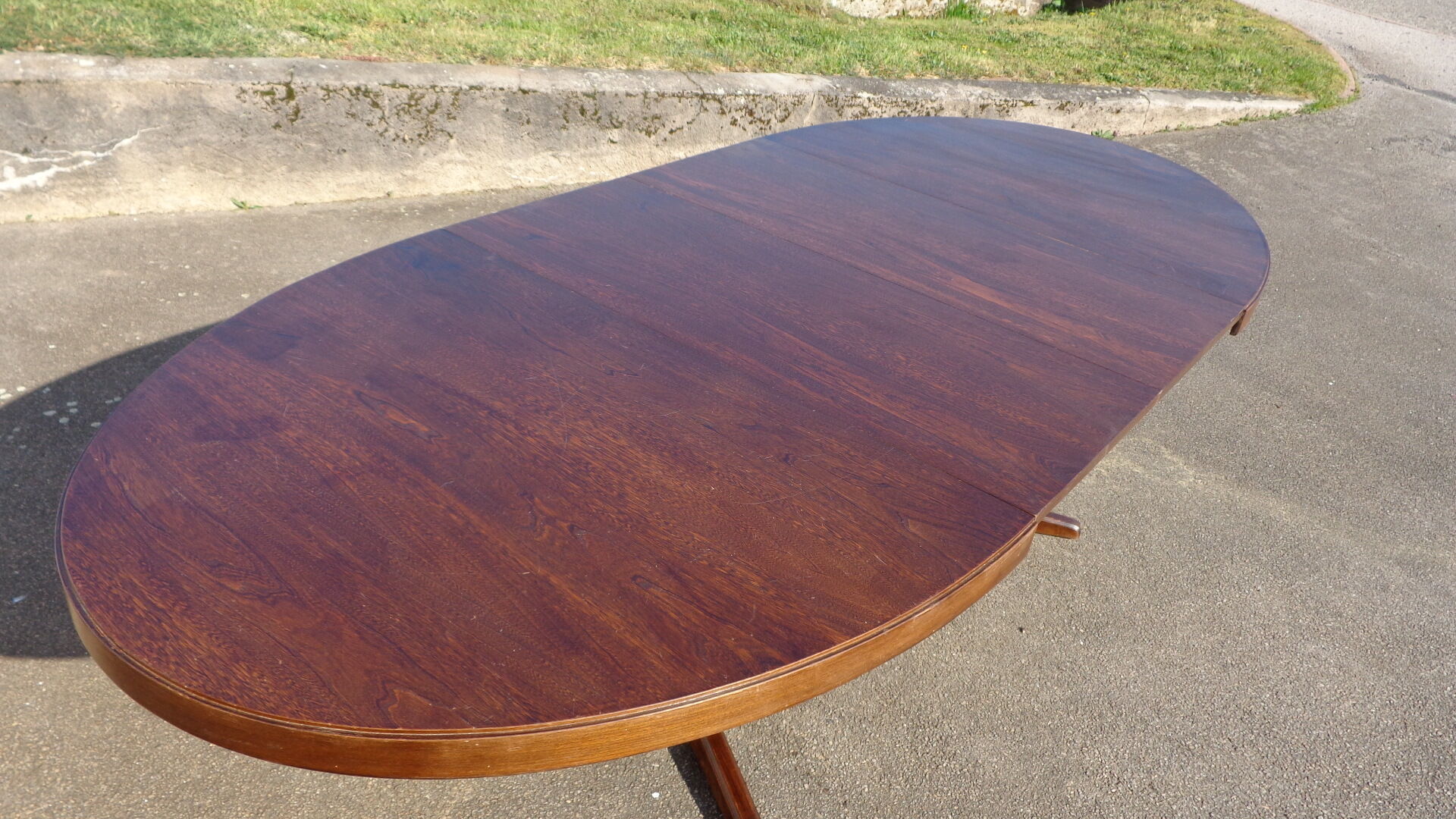 Baumann oval table
