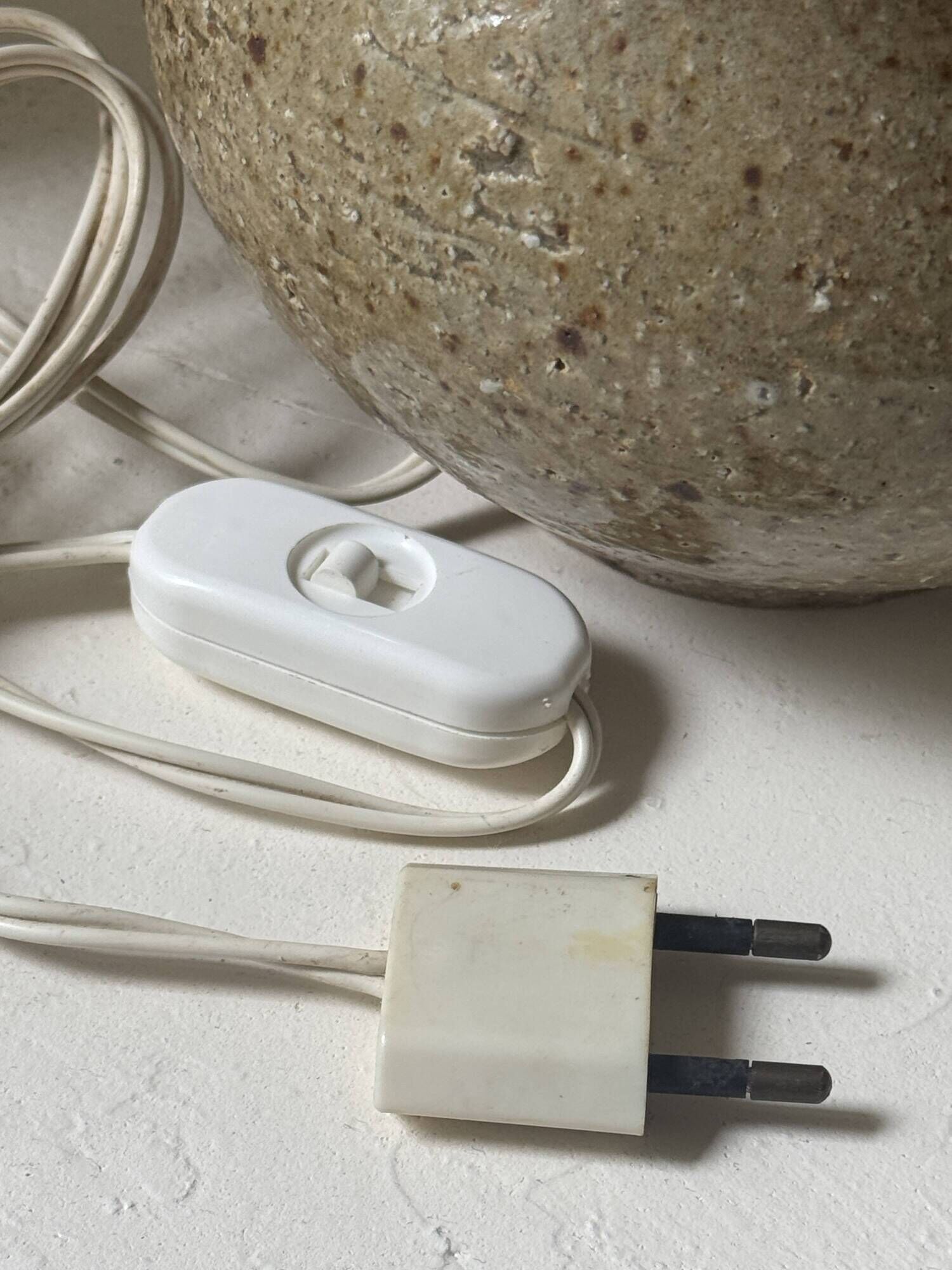 Ceramic table lamp in chamotte stoneware & wool, Alain Blanchard 1970
