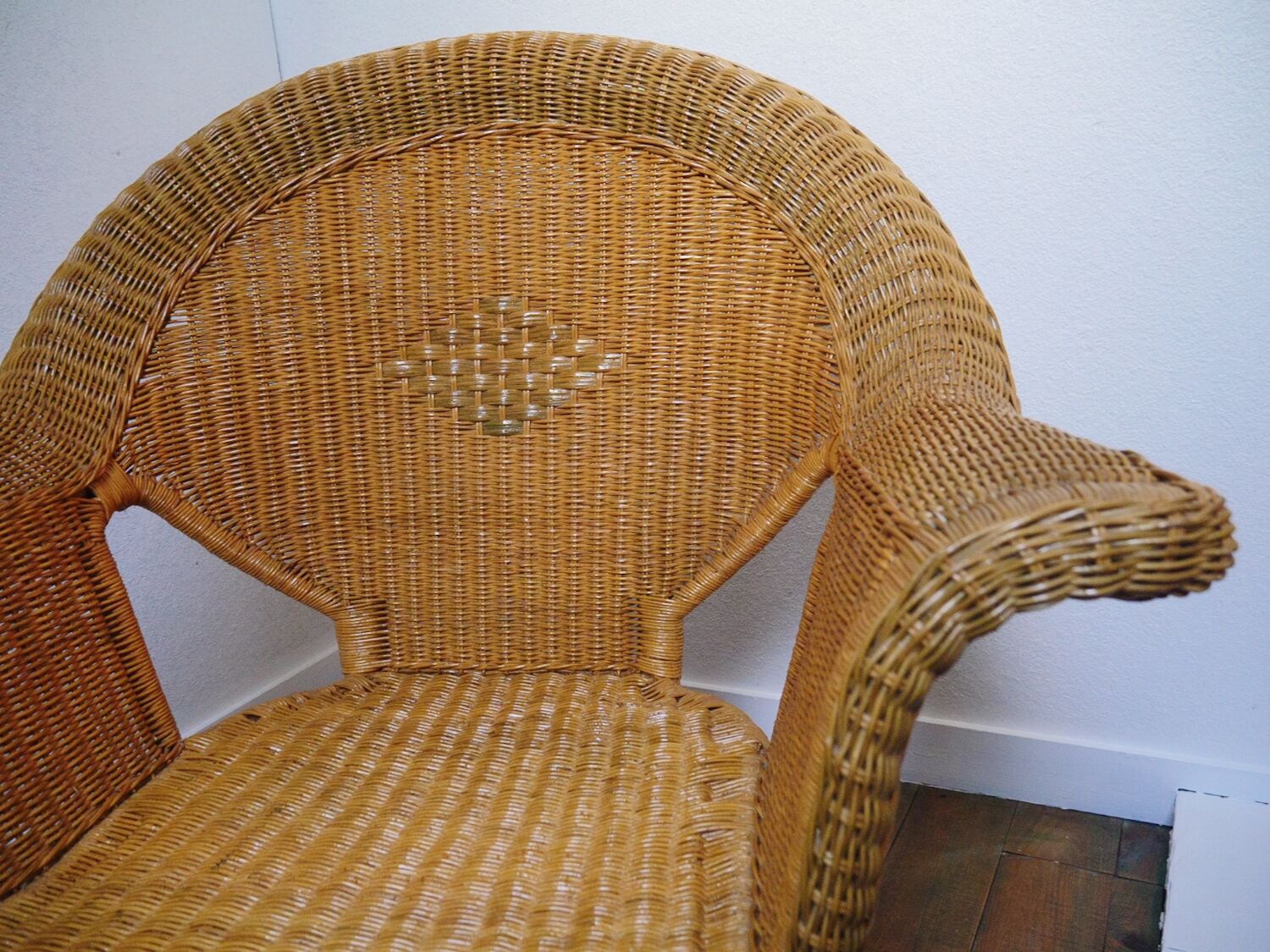 2 rattan armchairs