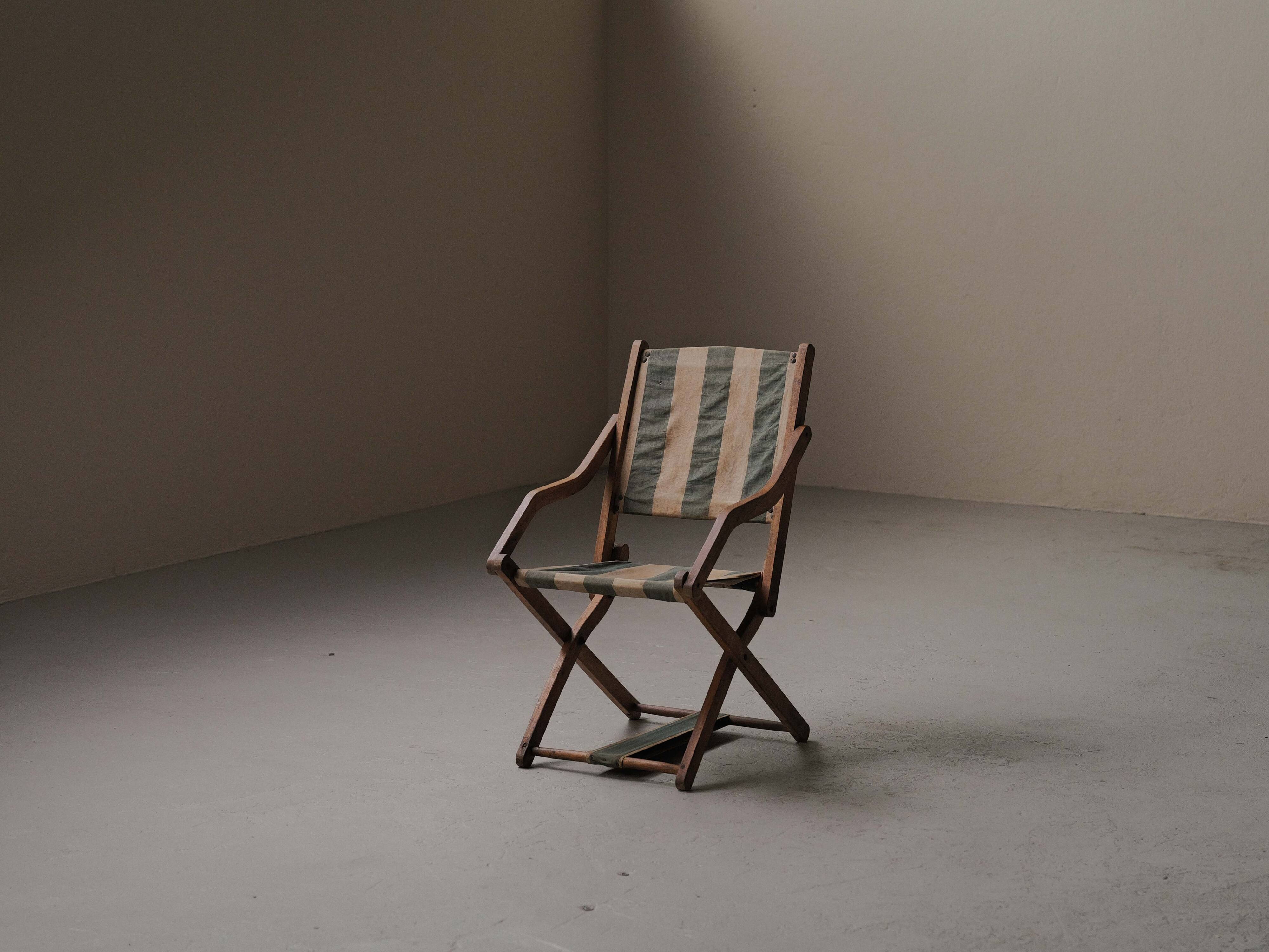Foldable chair in solid wood and striped fabric, circa 1900.