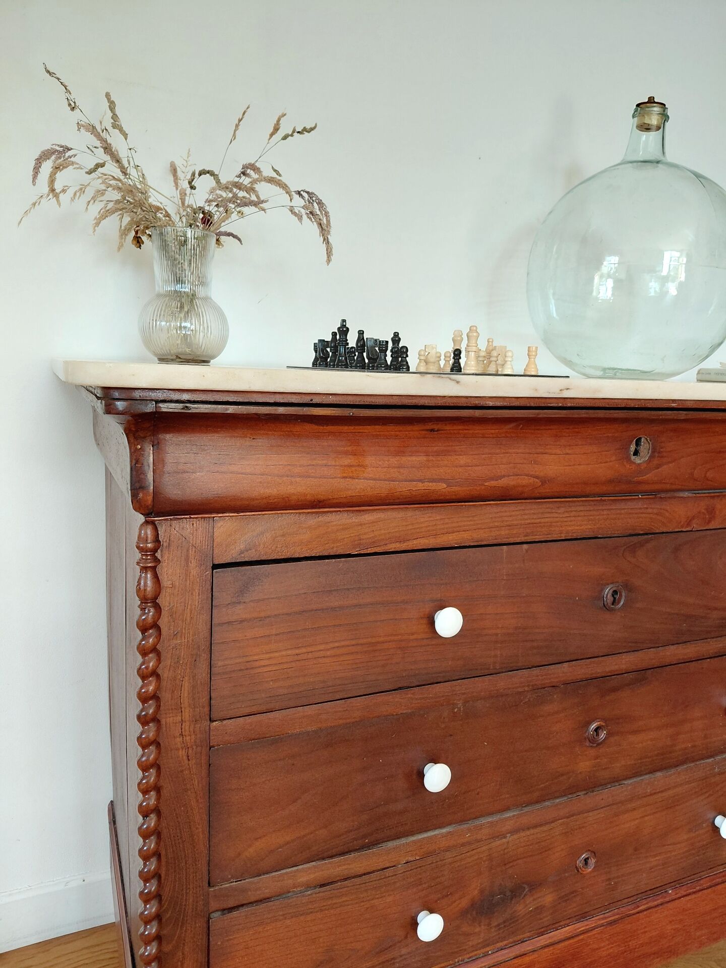 Louis-Philippe XIX walnut commode, twisted columns and marble.