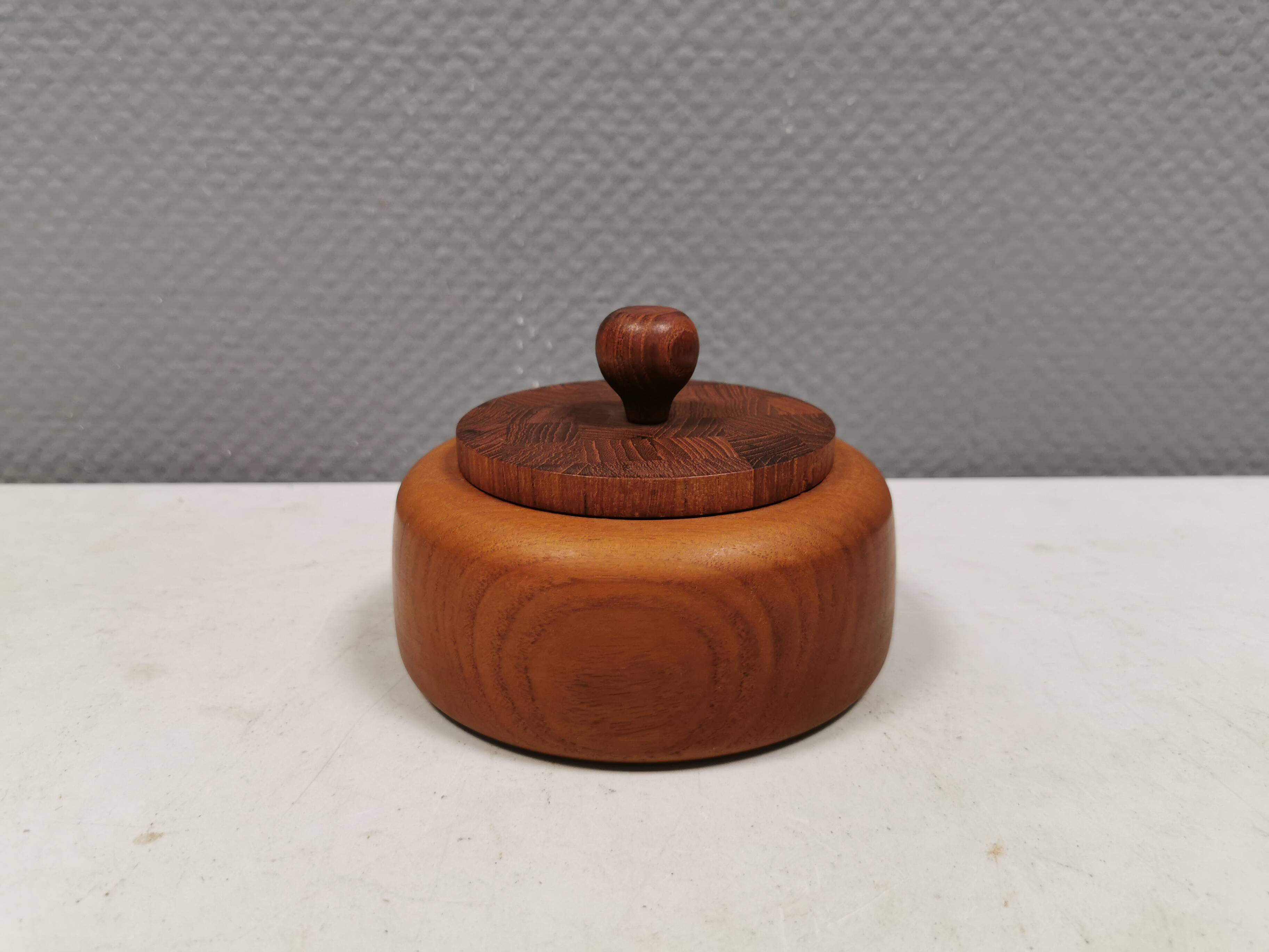 Very beautiful tobacco jar in teak wood with lid of stick-glued teak wood.