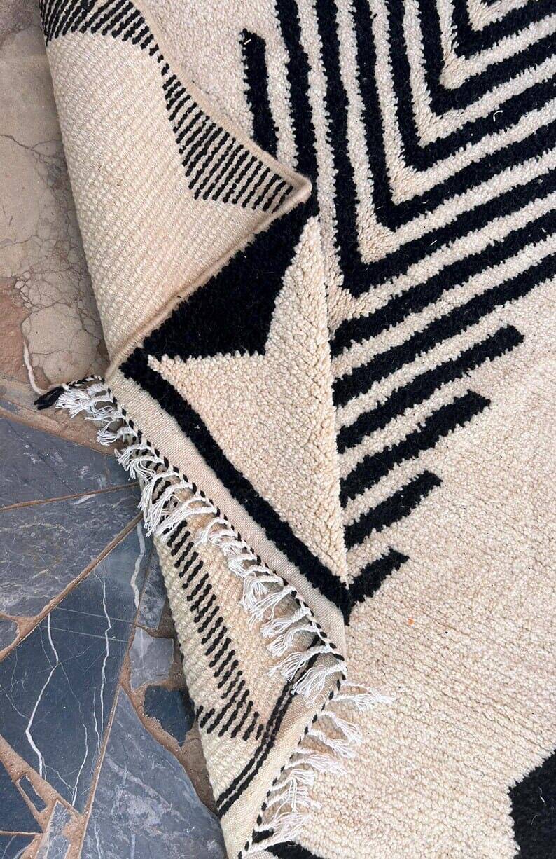 Handmade black and white Beni Ouraine rug, size 150 x 250 cm
