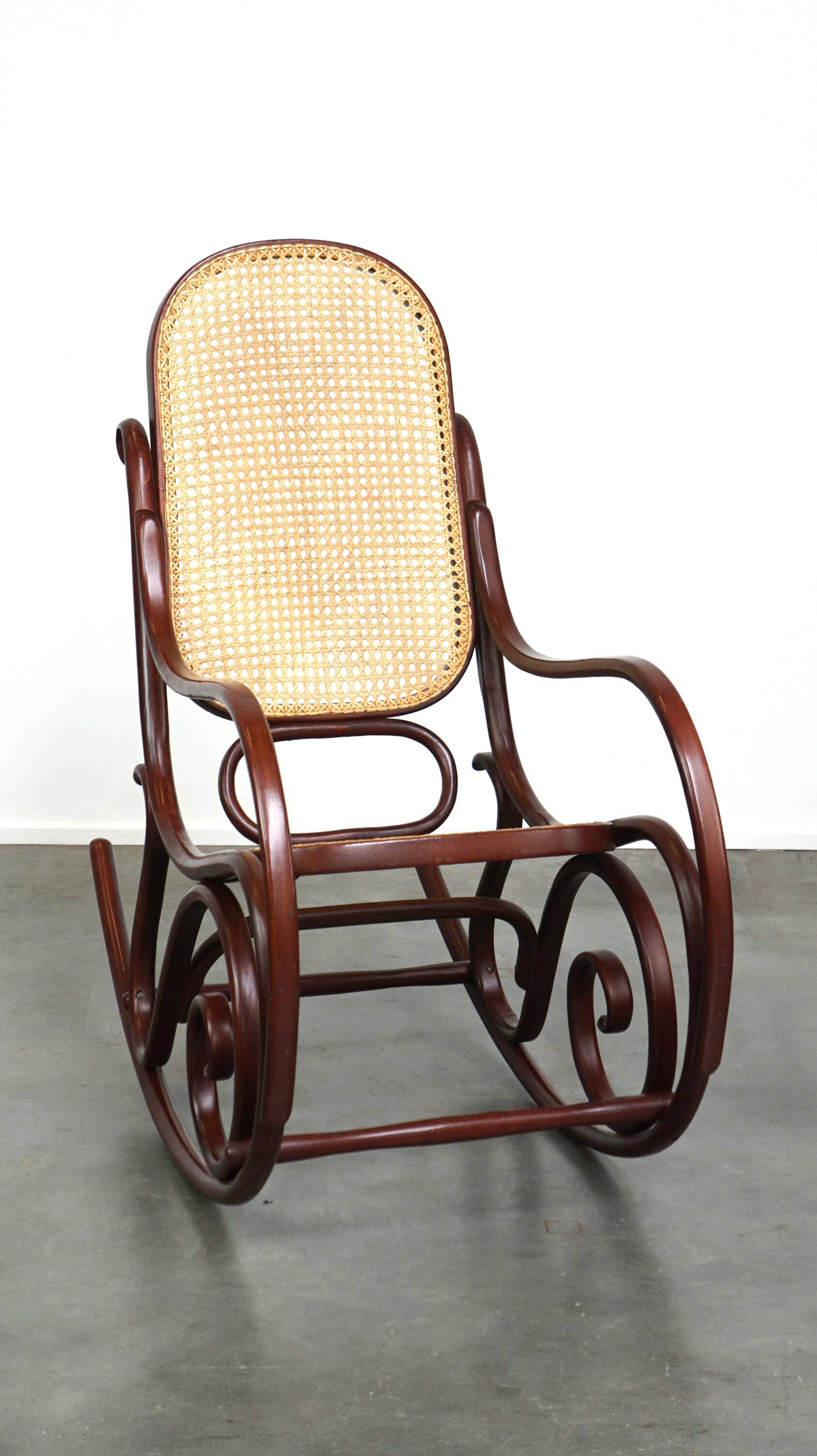 Superbe fauteuil à bascule vintage en bois courbé