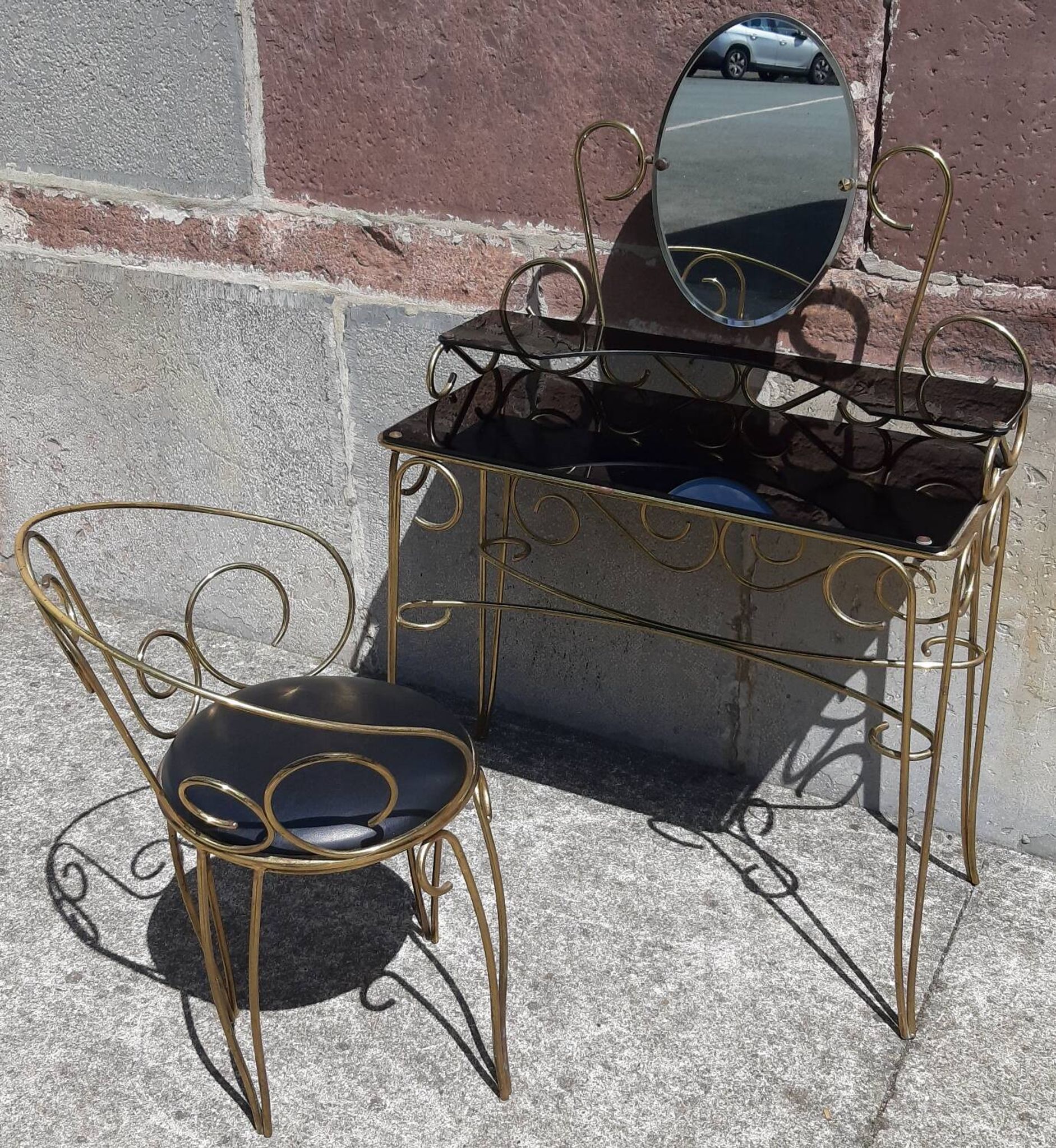 Coiffeuse et chaise en métal doré et opaline.