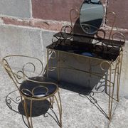 Coiffeuse et chaise en métal doré et opaline.