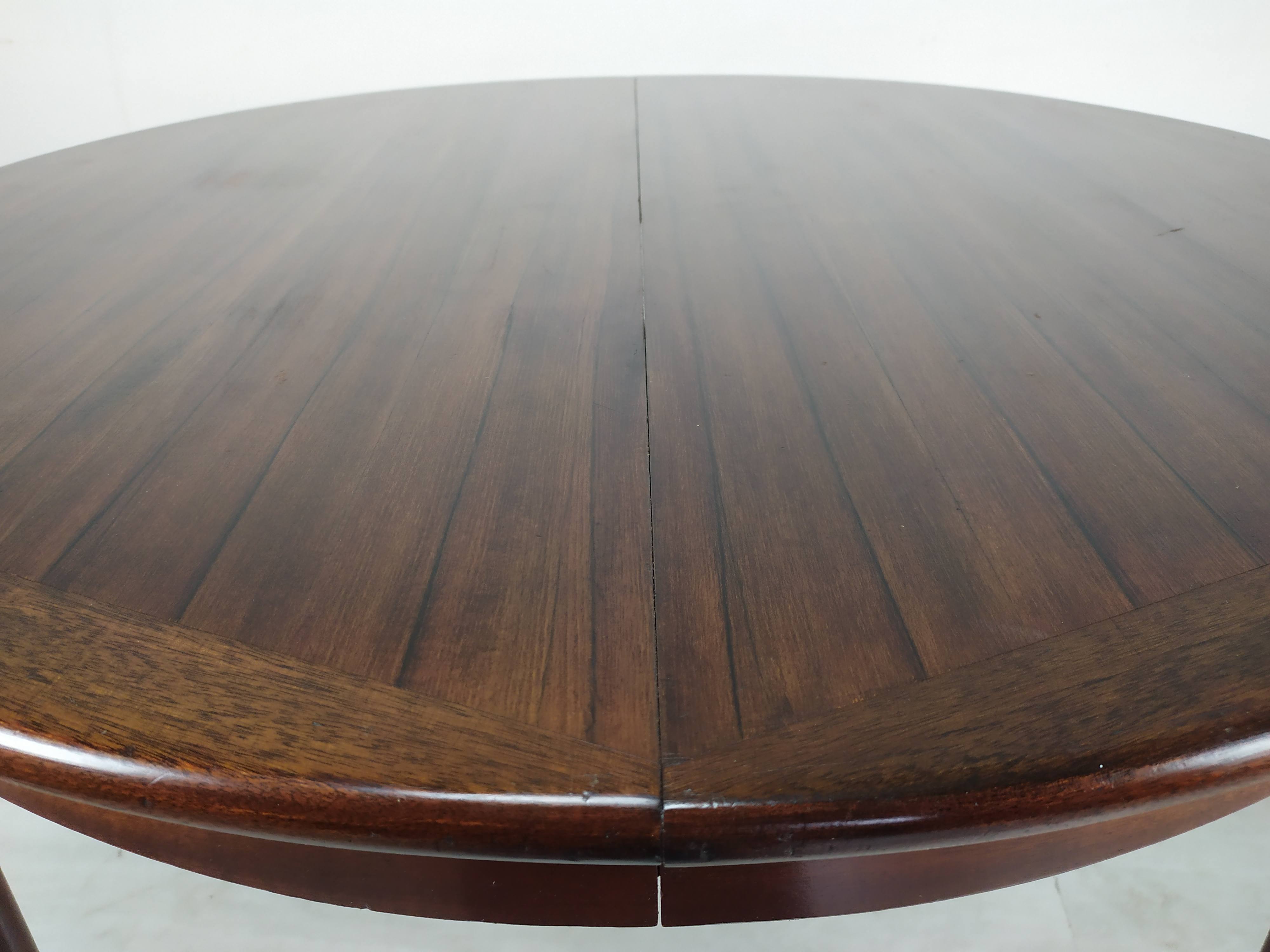 Scandinavian extendable table