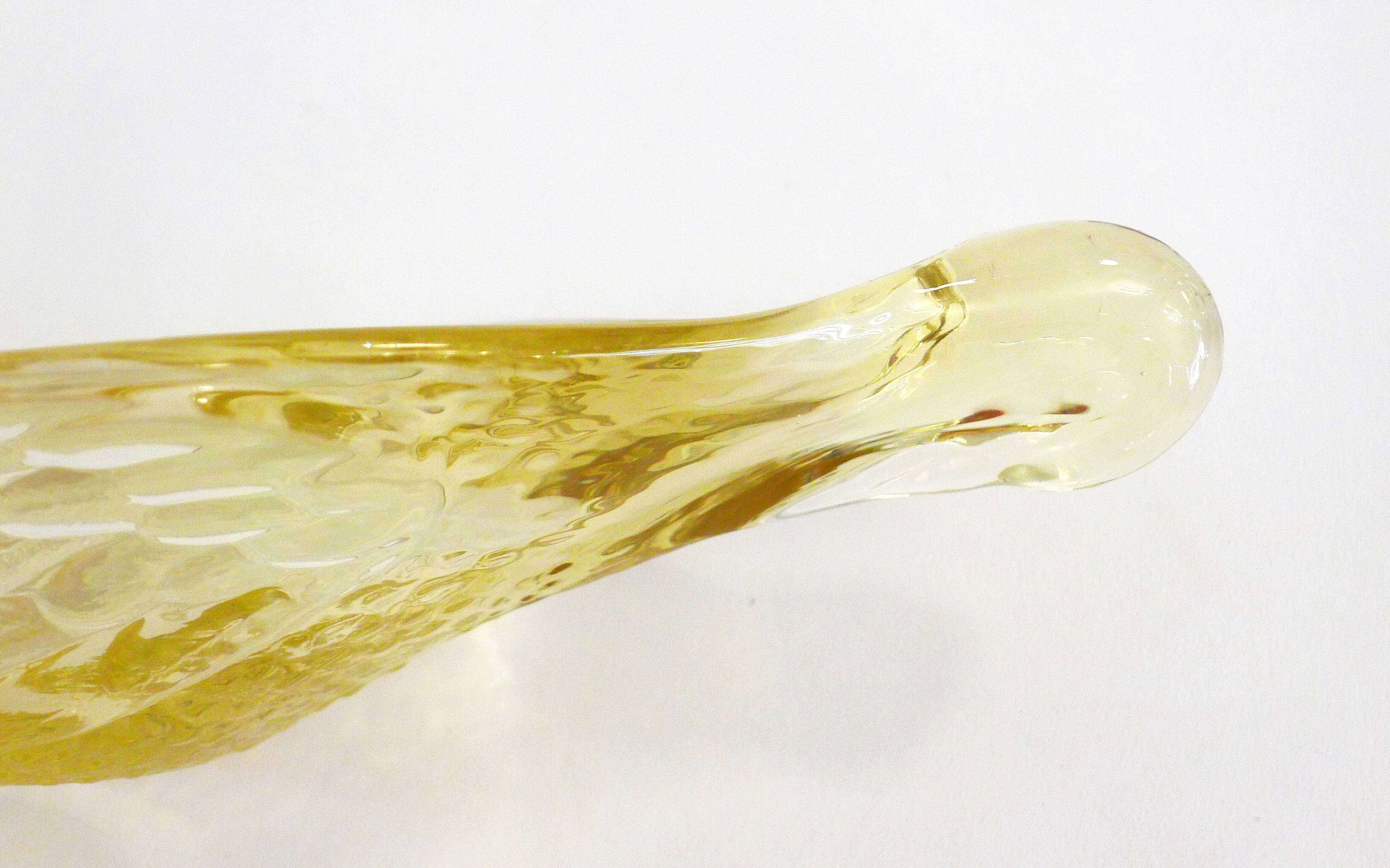 Plat coupe oiseau, en verre cristallin jaune pâle