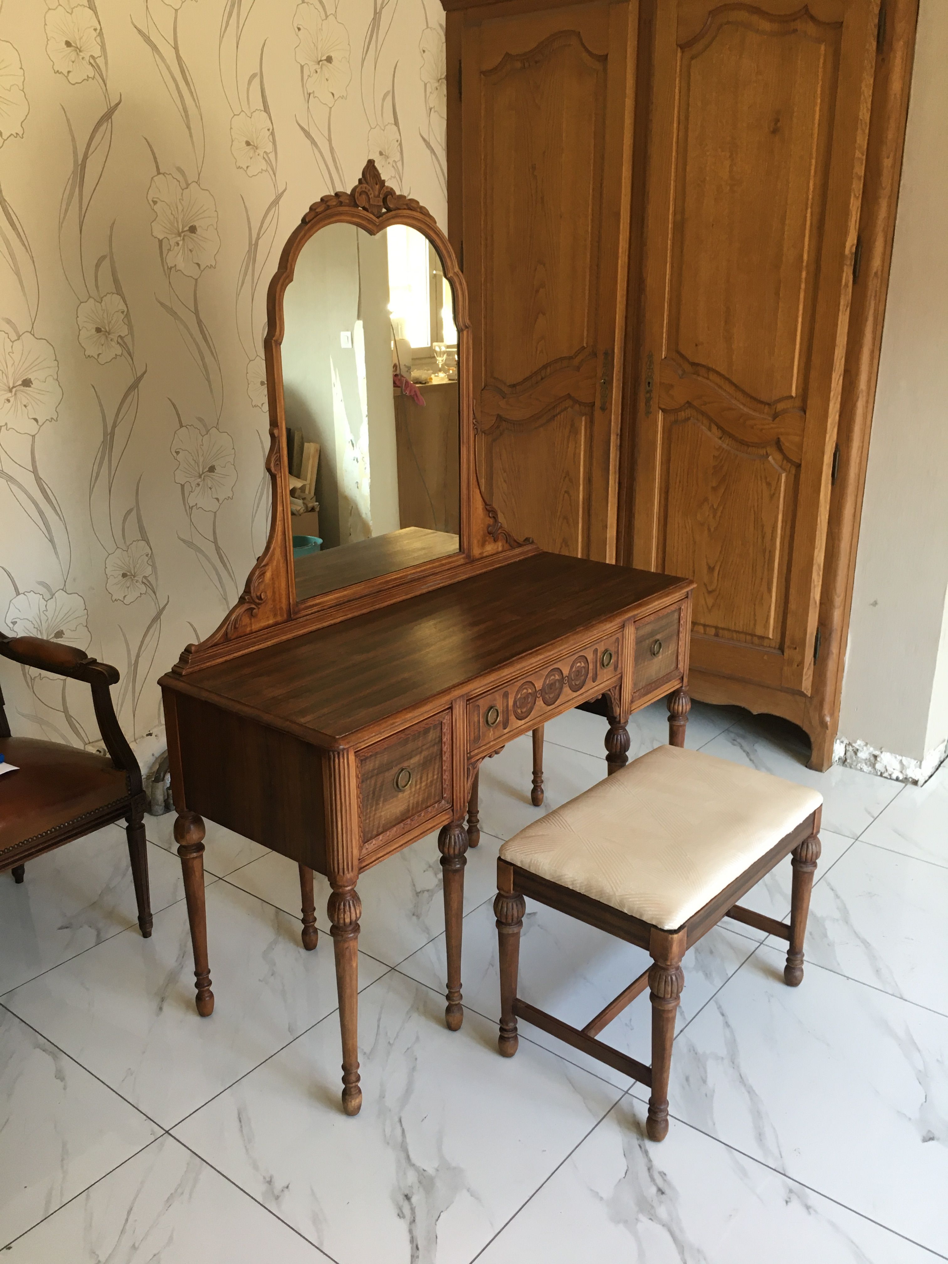Hairdresser and bench made a usa Simmons furniture