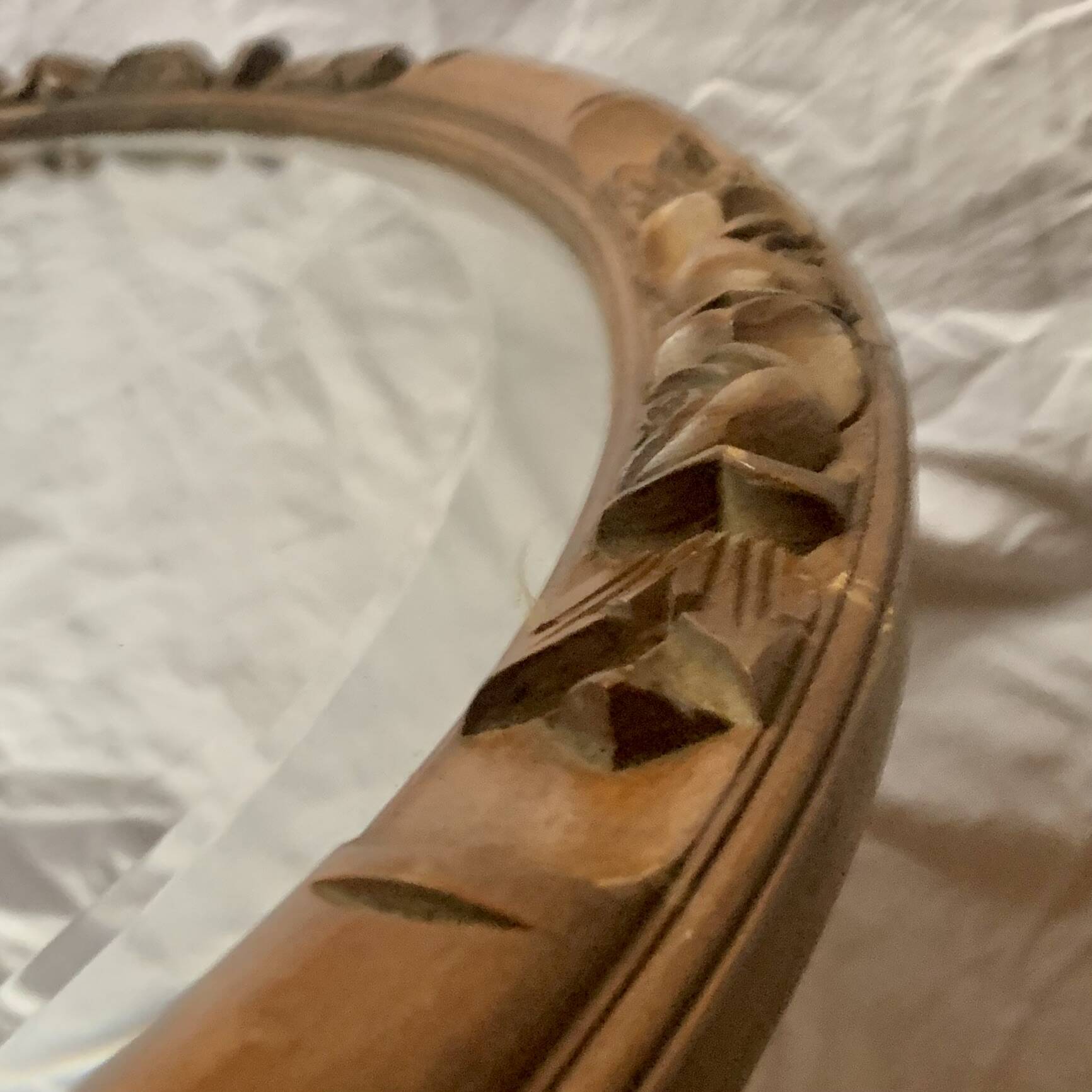 Ancien miroir ovale biseauté en bois sculpté - 69 cm