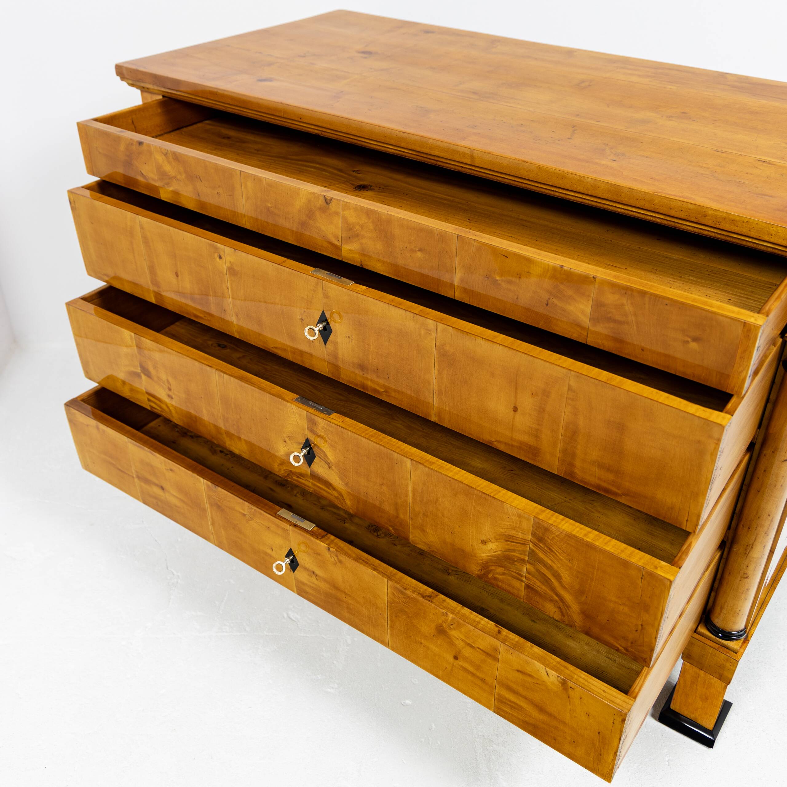 Biedermeier commode in birch veneer 1820-1830