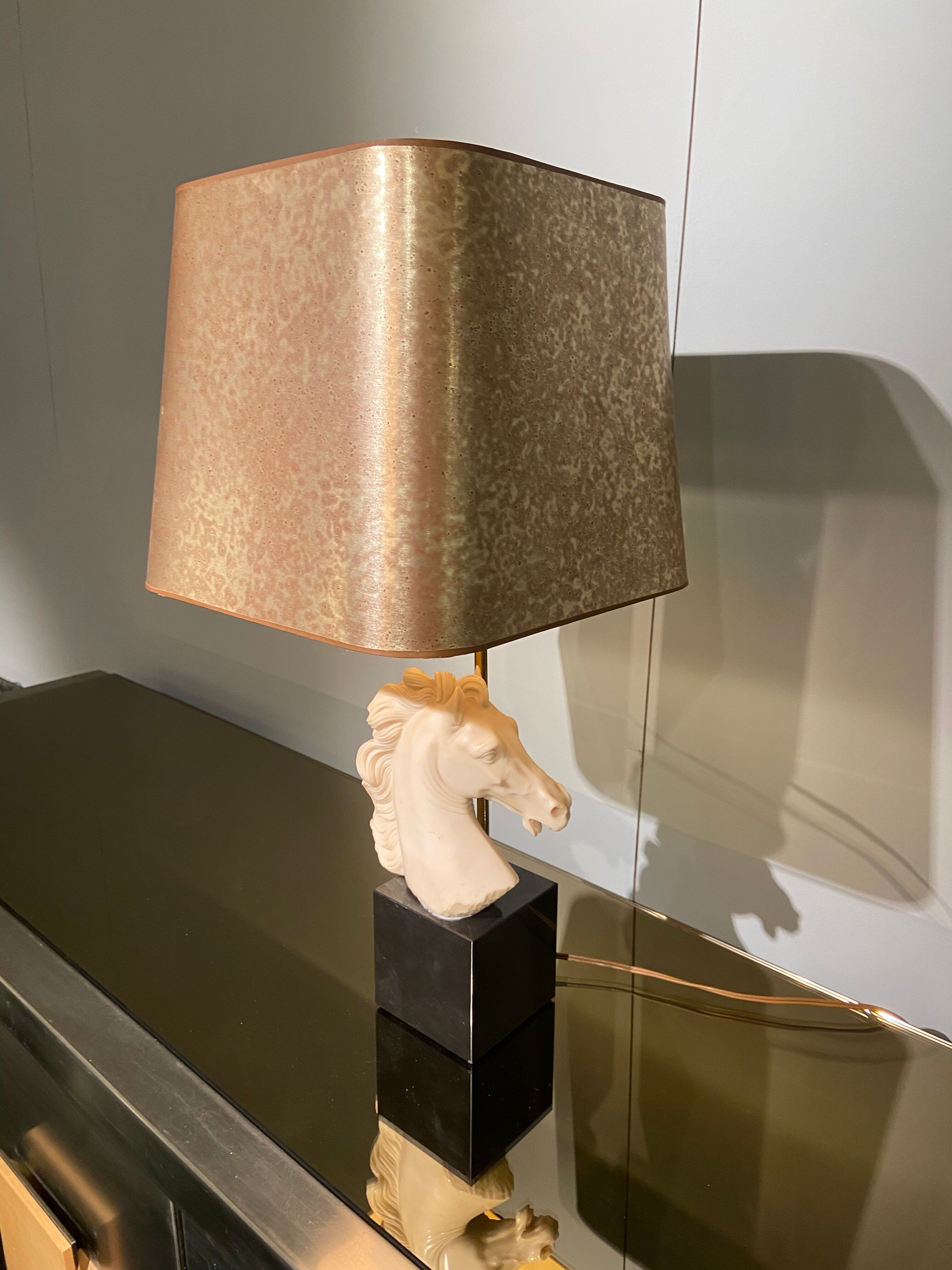 Vintage Neo Classic-style lamp in resin and golden lampshade