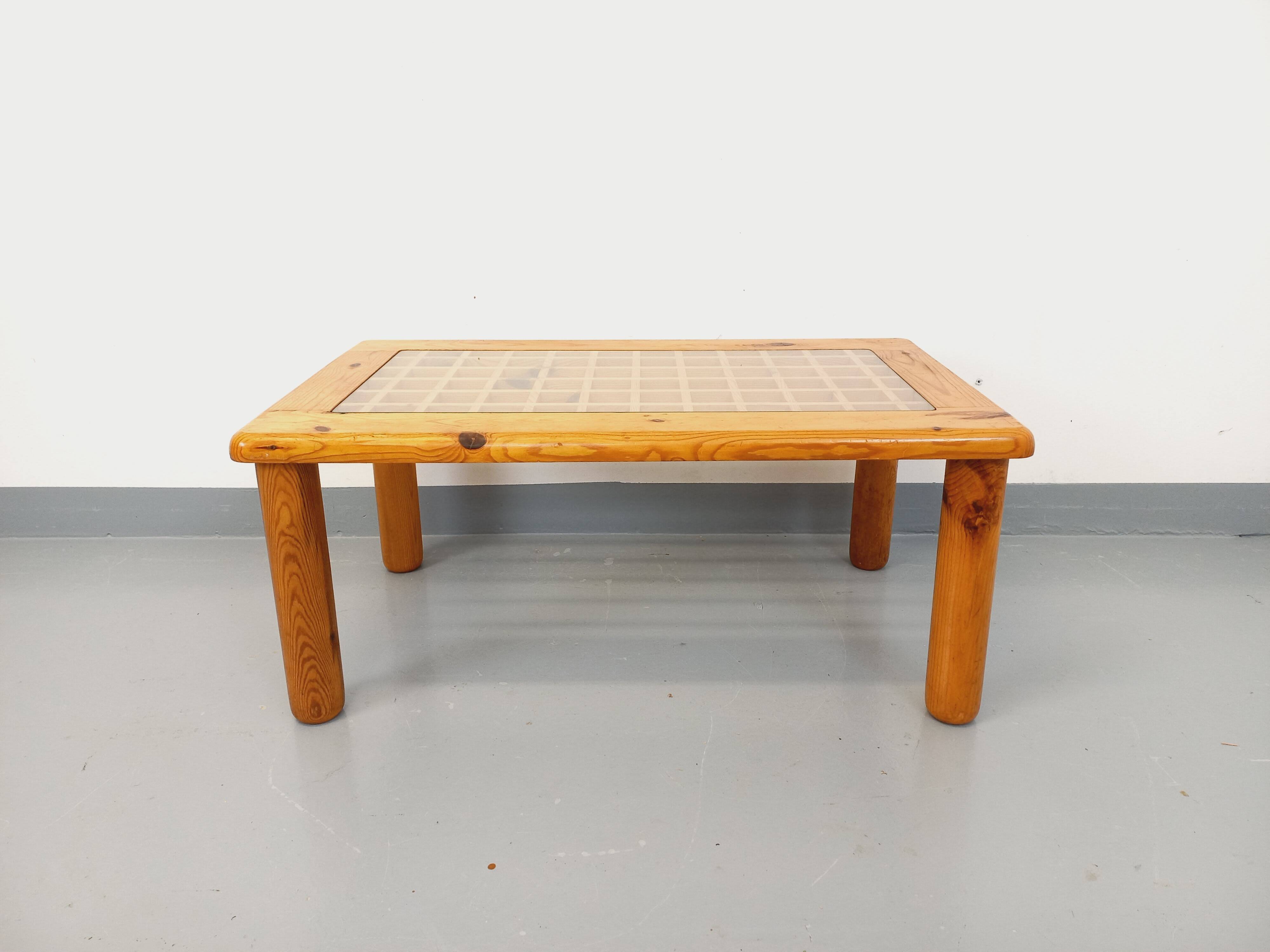 Vintage modernist coffee table in pine and glass from the 70s and 80s.