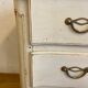 Commode d'époque régence patinée gris clair. Parfait état.