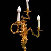 Paire d'appliques en bronze doré de style rocaille, trois lumières