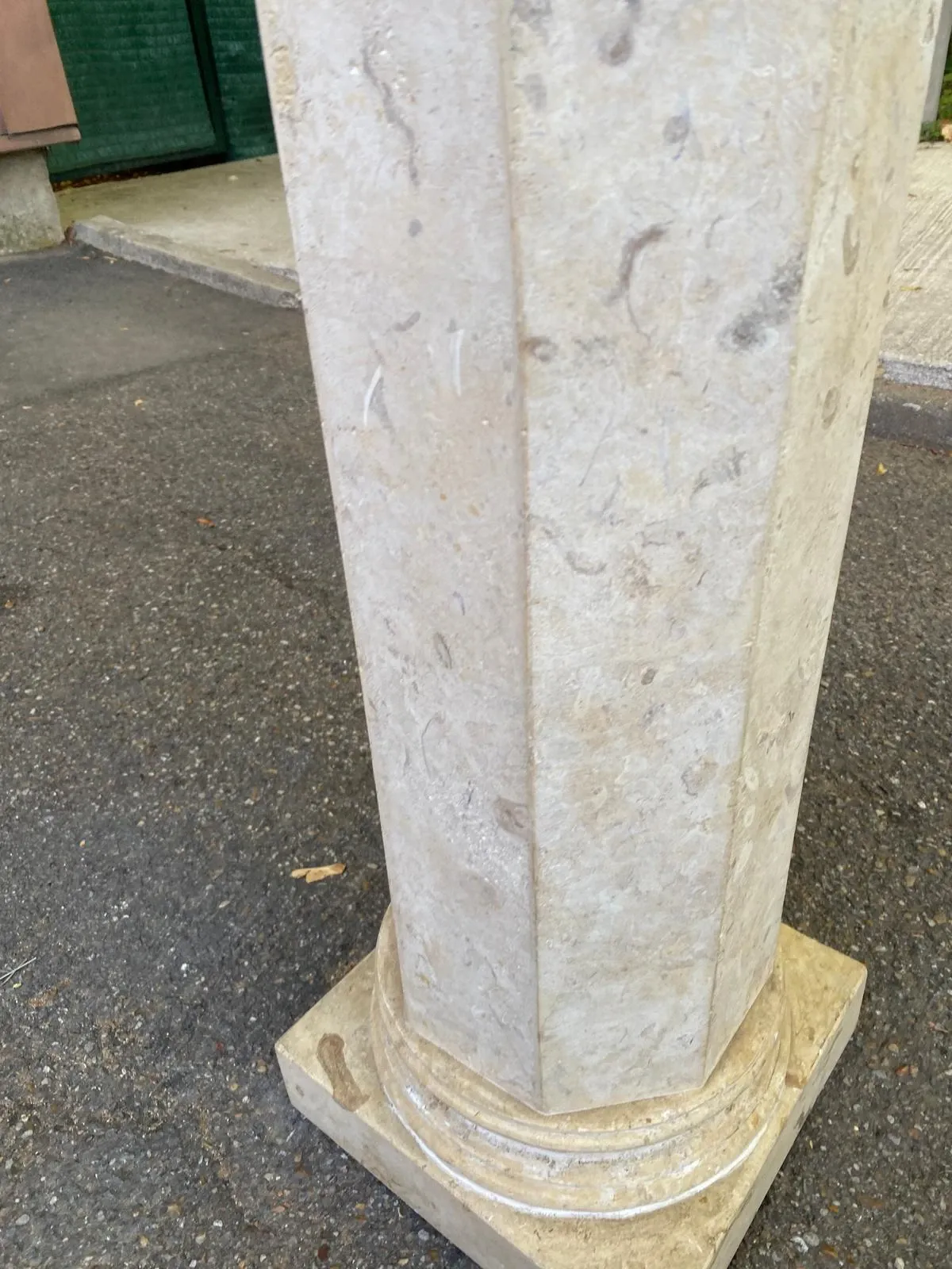 Natural stone pedestal column in beige marble, neoclassical style, 77cm.