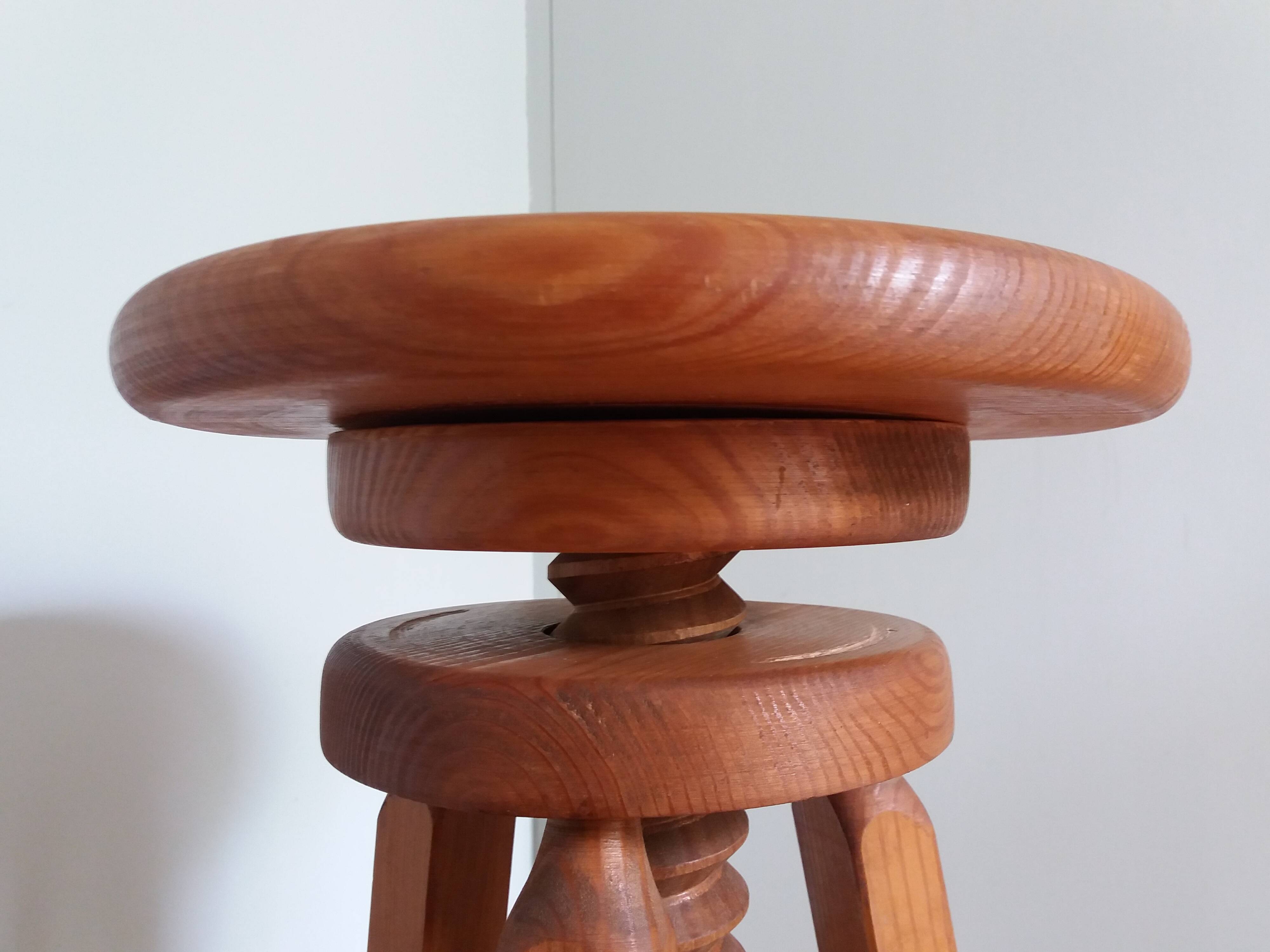 Tripod screw stool