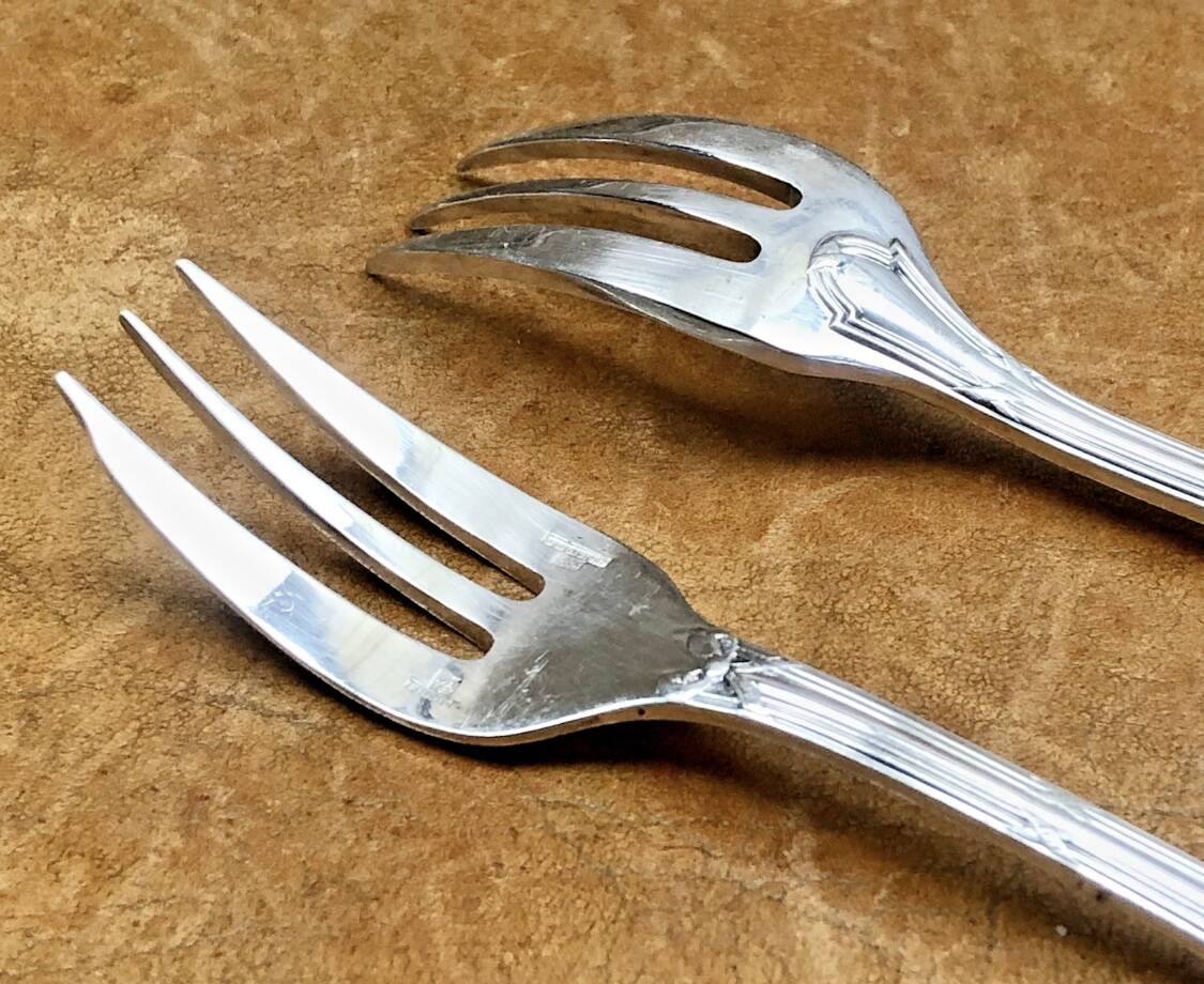 7 Christofle silver-plated oyster forks with Louis crossed ribbons